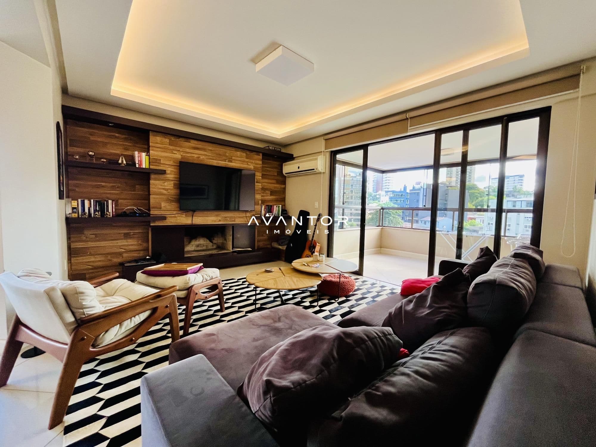 Sala de estar com sacada e painel em madeira — Apartamento com 4 quartos à venda em Nossa Senhora de Lourdes, Santa Maria/RS