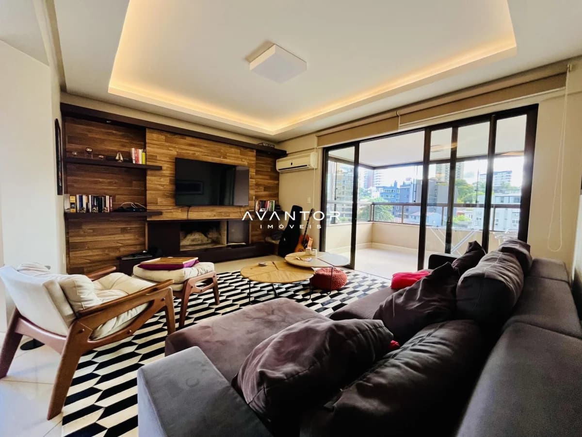 Sala de estar com sacada e painel em madeira — Apartamento com 4 quartos à venda em Nossa Senhora de Lourdes, Santa Maria/RS