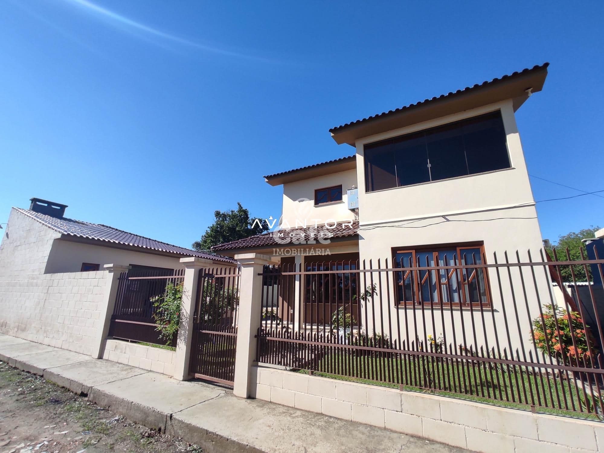 Linda Casa com 3 dormitórios, sendo 2 suítes, amplo pátio, piscina e salão de festas — Casa com 3 quartos à venda em Urlândia, Santa Maria/RS