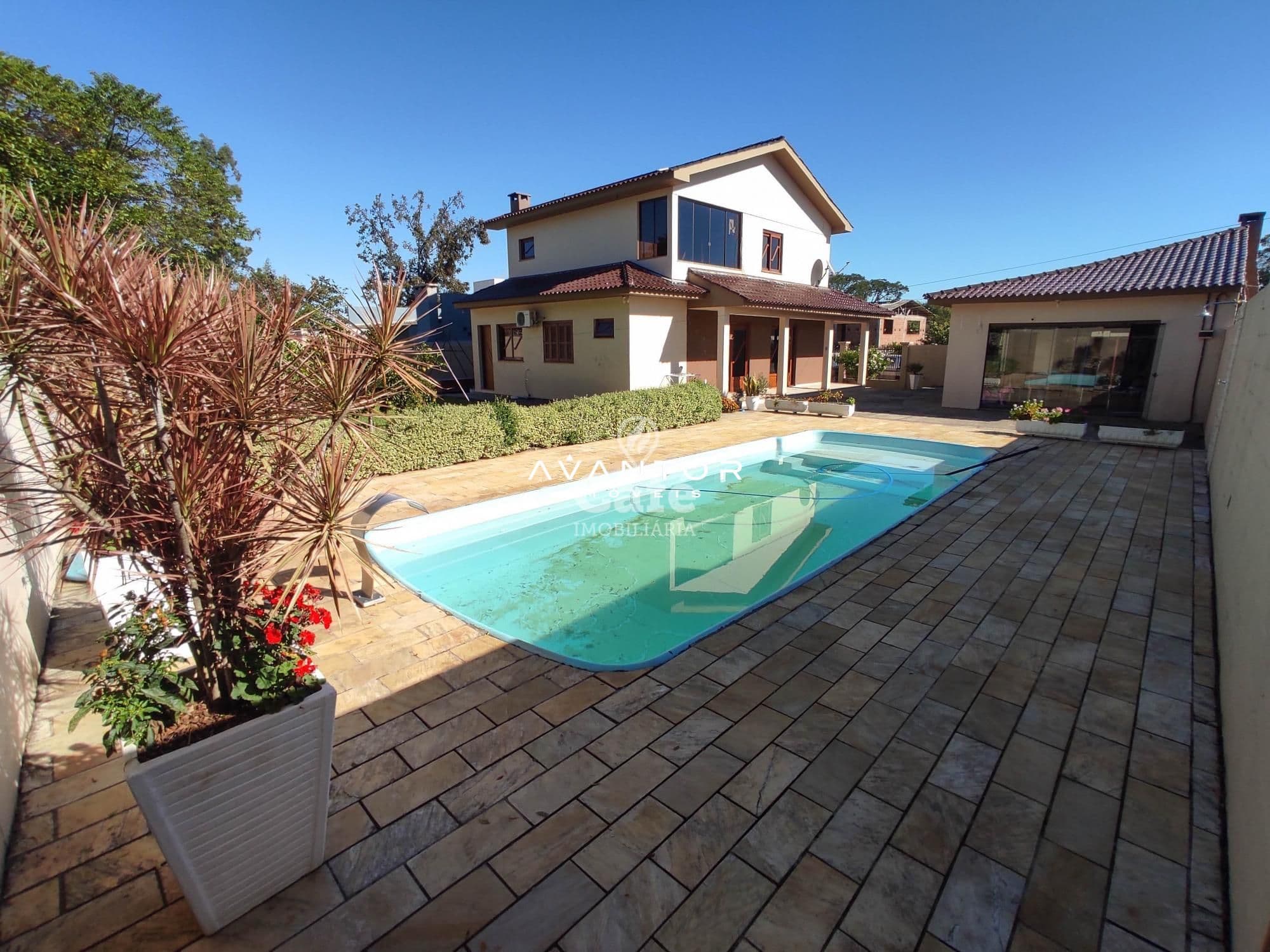 Linda Casa com 3 dormitórios, sendo 2 suítes, amplo pátio, piscina e salão de festas — Casa com 3 quartos à venda em Urlândia, Santa Maria/RS