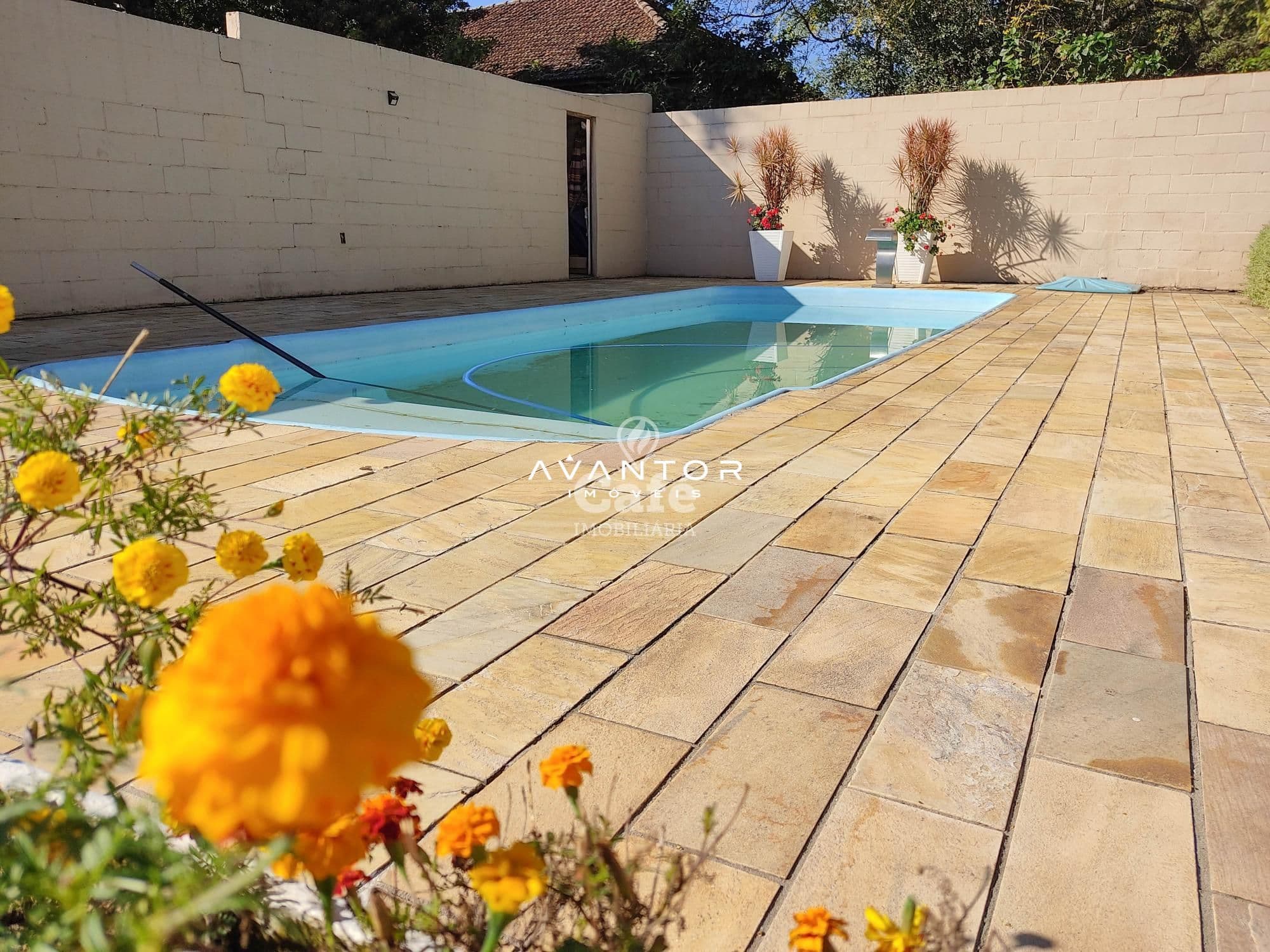 Linda Casa com 3 dormitórios, sendo 2 suítes, amplo pátio, piscina e salão de festas — Casa com 3 quartos à venda em Urlândia, Santa Maria/RS
