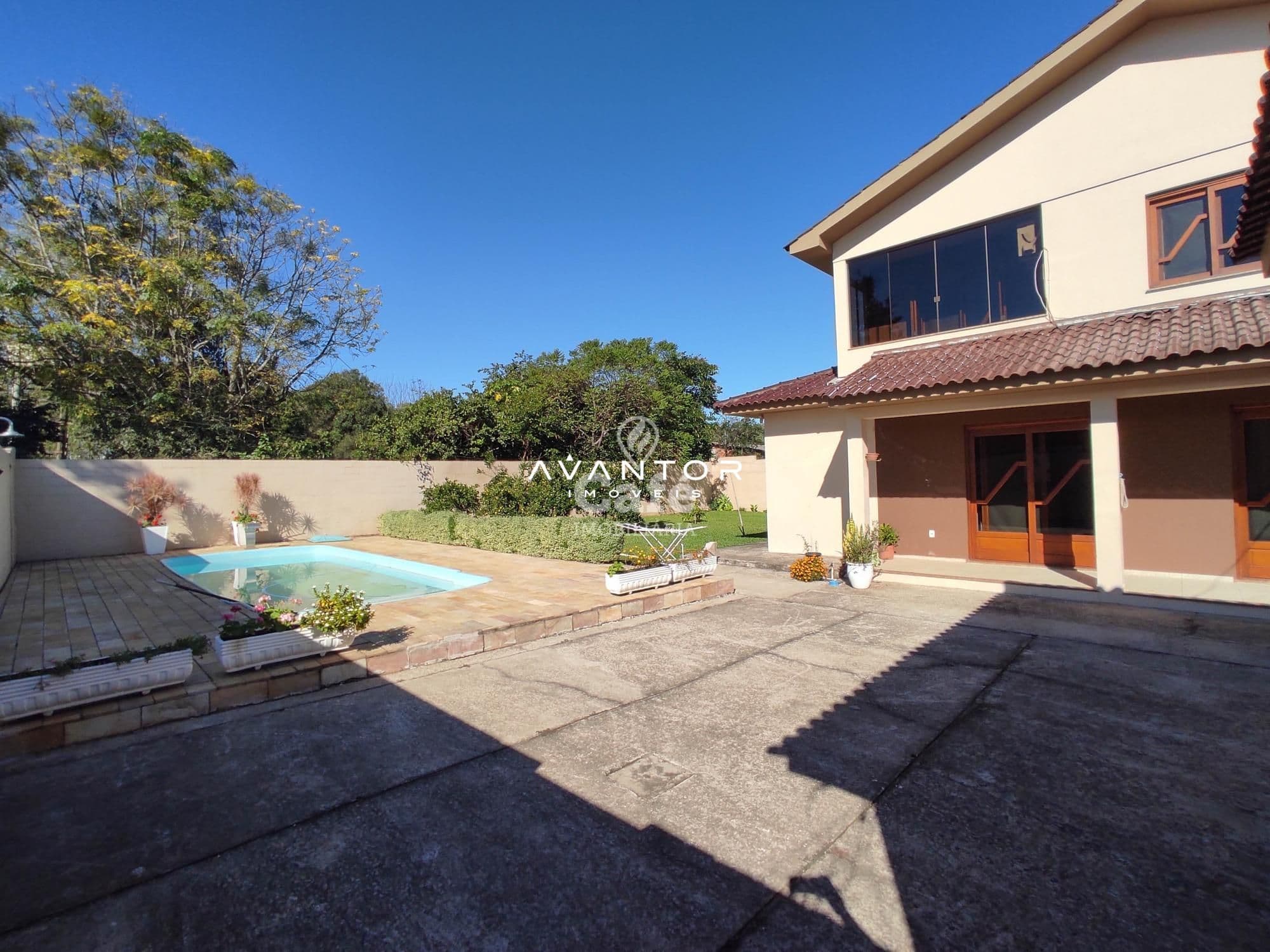 Linda Casa com 3 dormitórios, sendo 2 suítes, amplo pátio, piscina e salão de festas — Casa com 3 quartos à venda em Urlândia, Santa Maria/RS