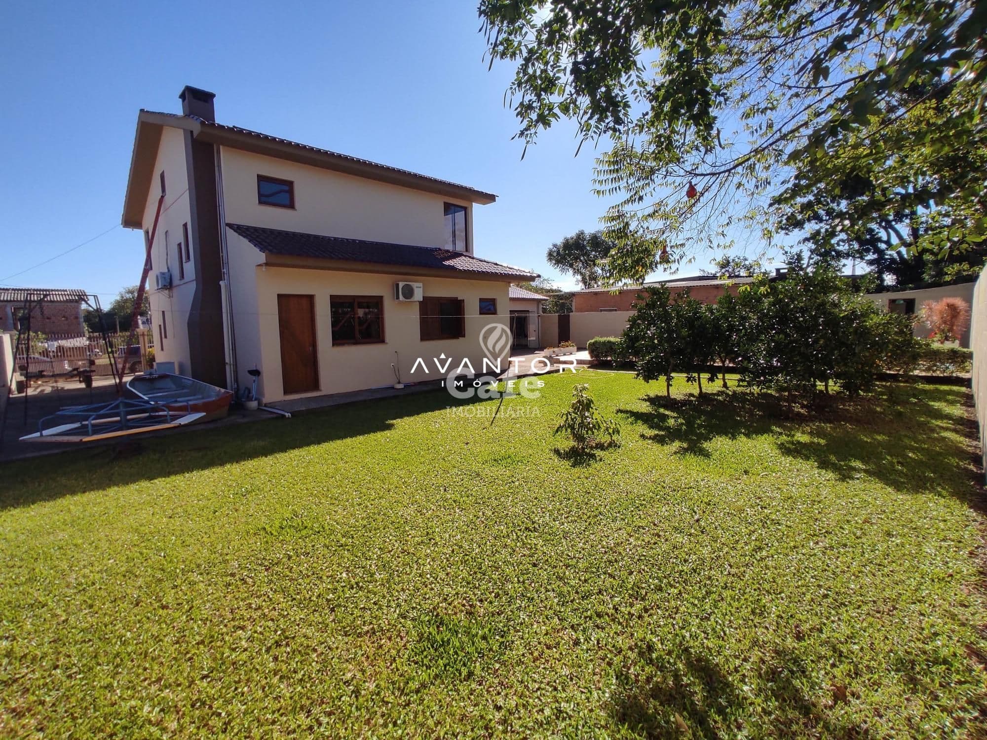 Linda Casa com 3 dormitórios, sendo 2 suítes, amplo pátio, piscina e salão de festas — Casa com 3 quartos à venda em Urlândia, Santa Maria/RS