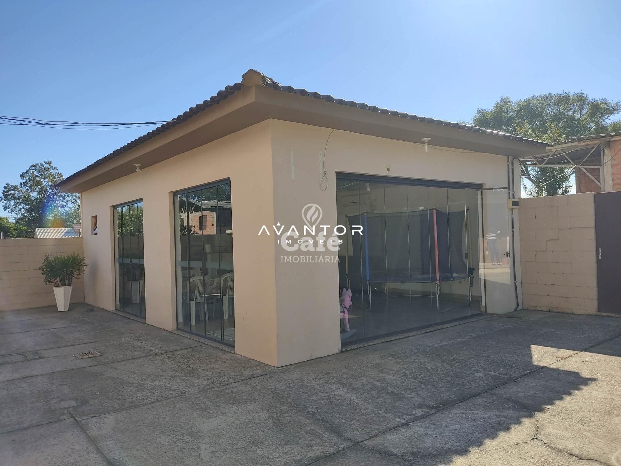 Linda Casa com 3 dormitórios, sendo 2 suítes, amplo pátio, piscina e salão de festas — Casa com 3 quartos à venda em Urlândia, Santa Maria/RS
