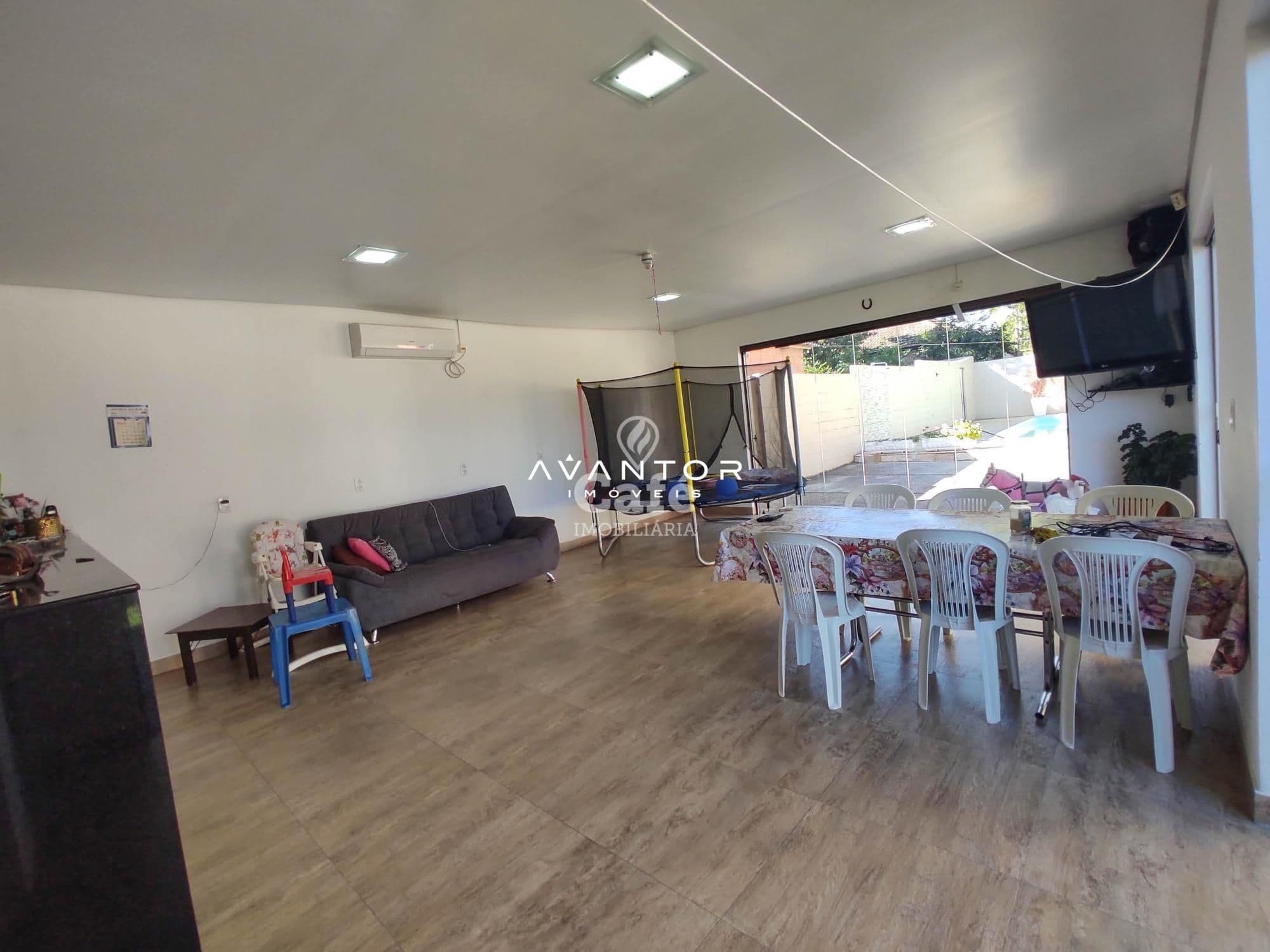 Linda Casa com 3 dormitórios, sendo 2 suítes, amplo pátio, piscina e salão de festas — Casa com 3 quartos à venda em Urlândia, Santa Maria/RS
