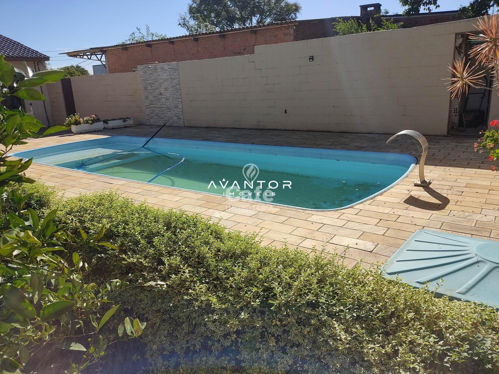 Linda Casa com 3 dormitórios, sendo 2 suítes, amplo pátio, piscina e salão de festas — Casa com 3 quartos à venda em Urlândia, Santa Maria/RS