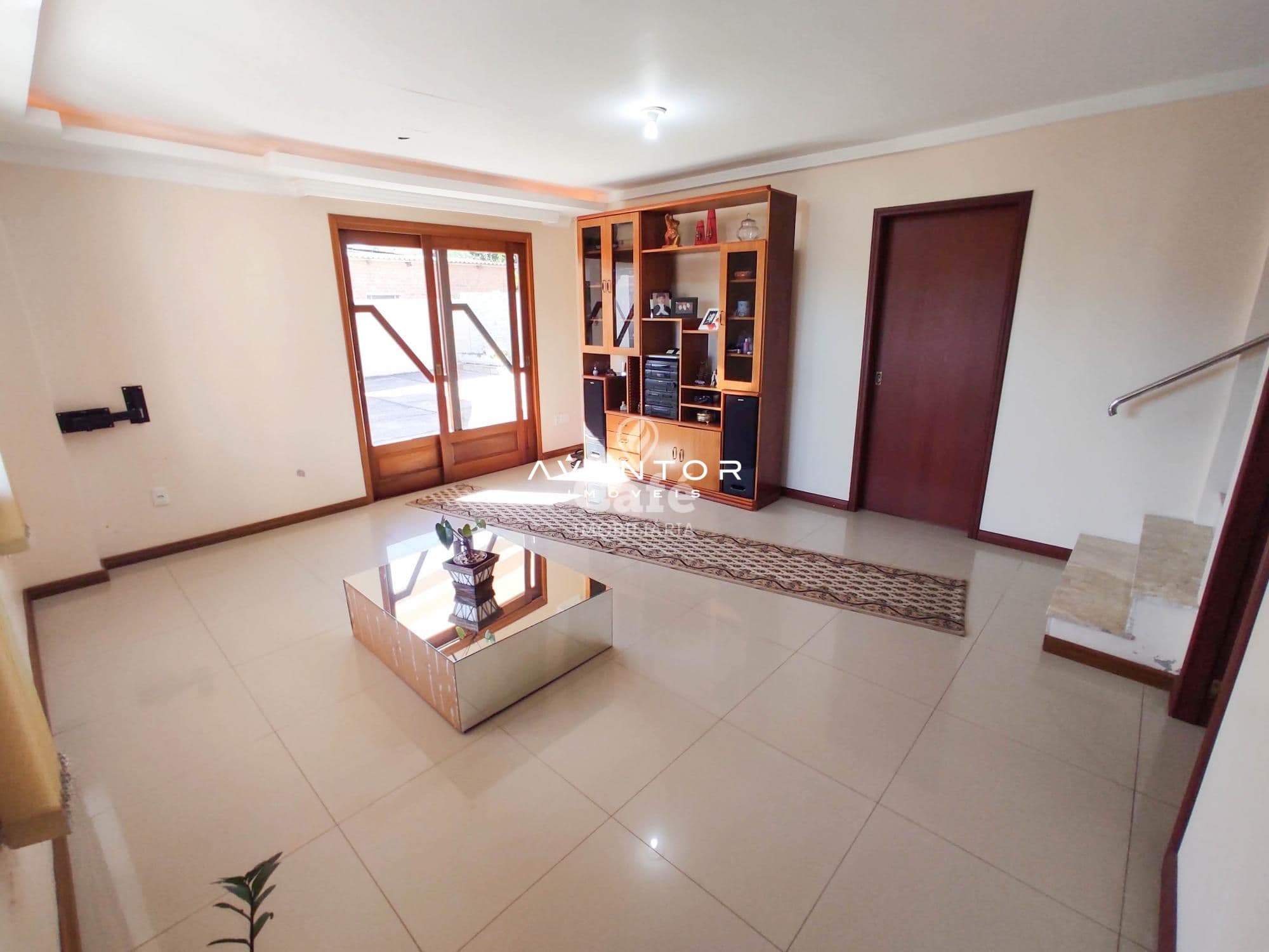 Linda Casa com 3 dormitórios, sendo 2 suítes, amplo pátio, piscina e salão de festas — Casa com 3 quartos à venda em Urlândia, Santa Maria/RS