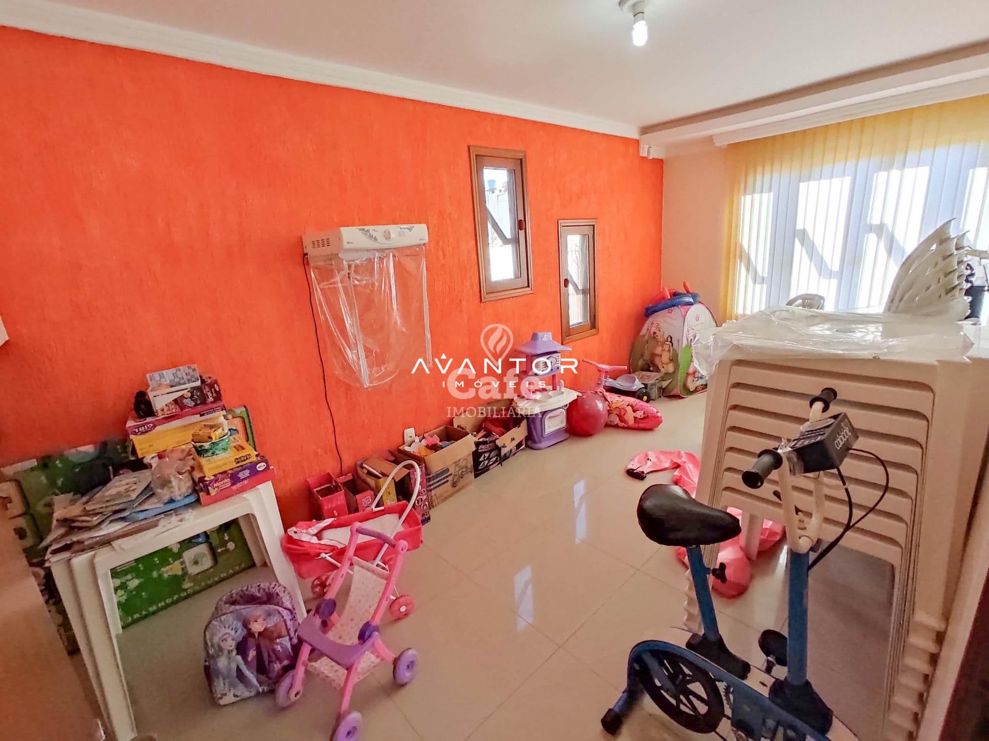 Linda Casa com 3 dormitórios, sendo 2 suítes, amplo pátio, piscina e salão de festas — Casa com 3 quartos à venda em Urlândia, Santa Maria/RS