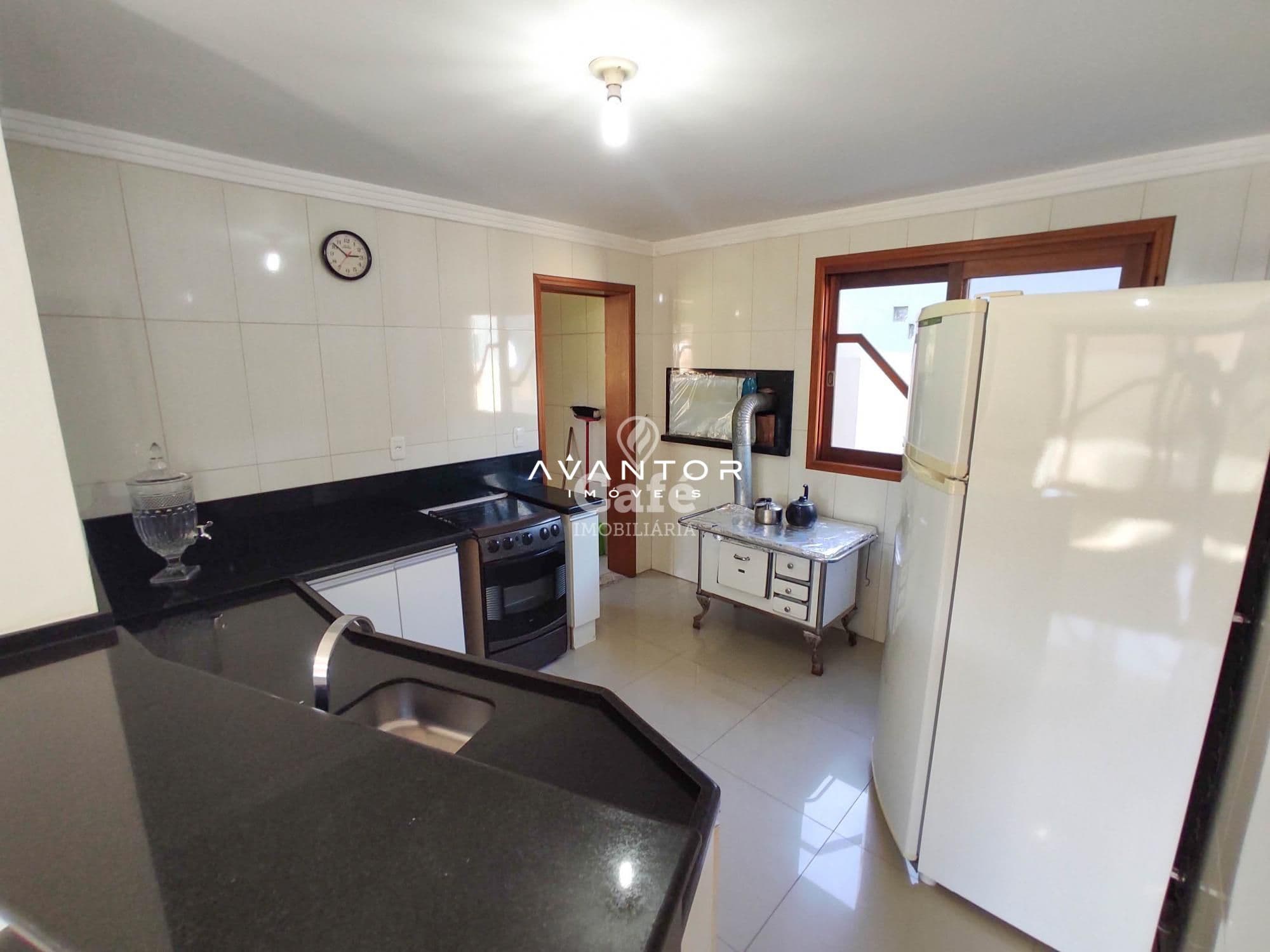 Linda Casa com 3 dormitórios, sendo 2 suítes, amplo pátio, piscina e salão de festas — Casa com 3 quartos à venda em Urlândia, Santa Maria/RS