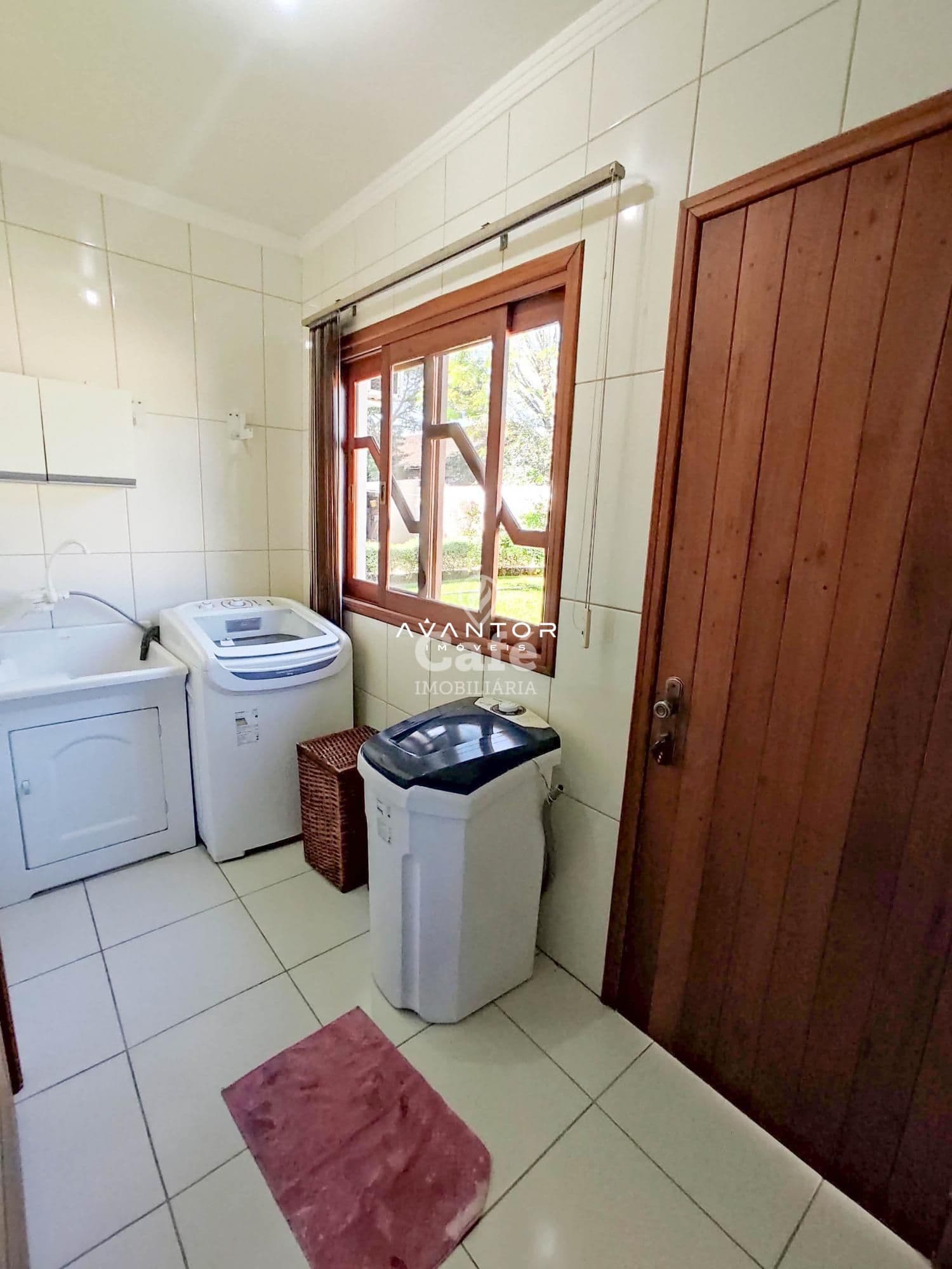 Linda Casa com 3 dormitórios, sendo 2 suítes, amplo pátio, piscina e salão de festas — Casa com 3 quartos à venda em Urlândia, Santa Maria/RS