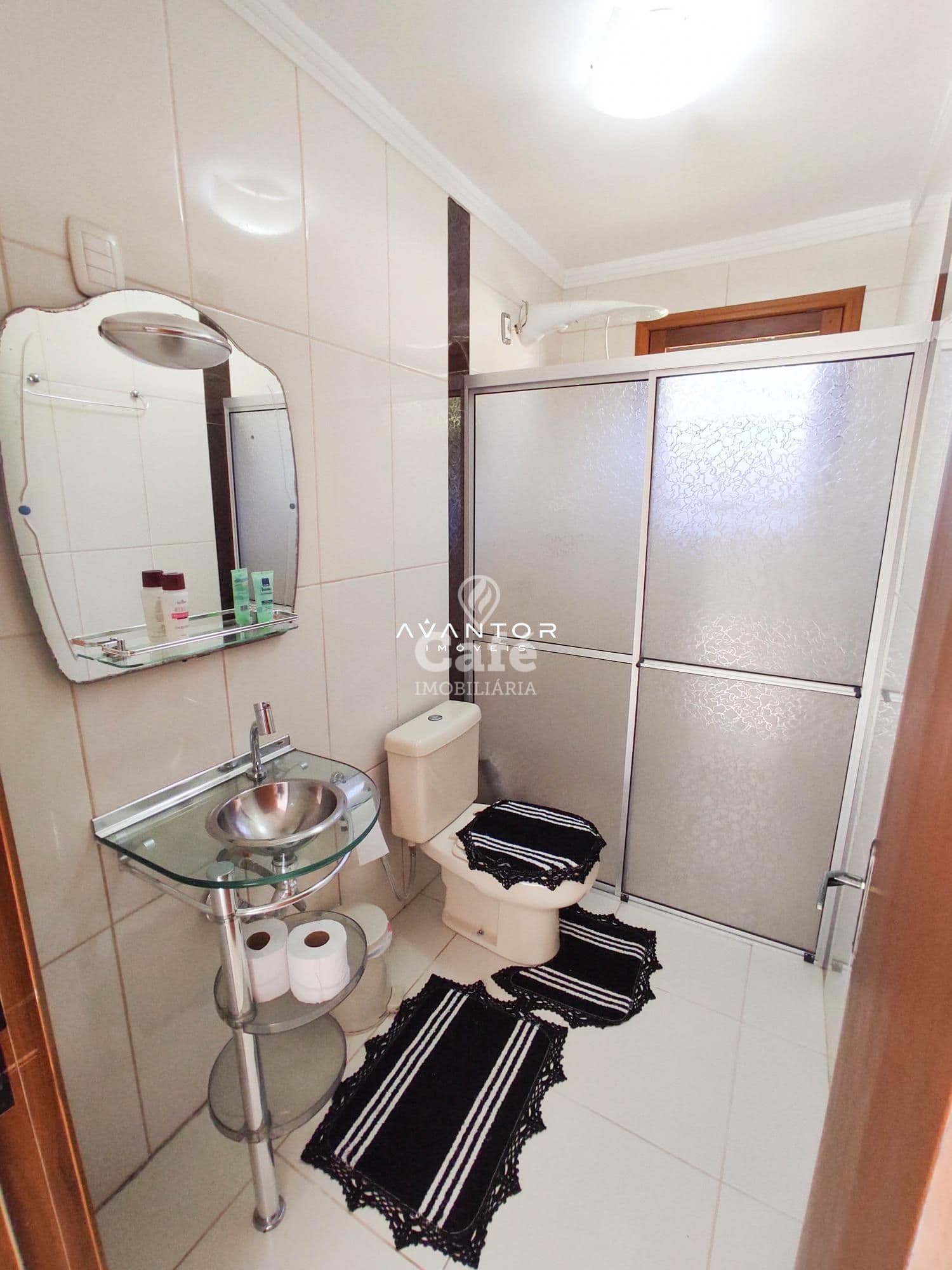 Linda Casa com 3 dormitórios, sendo 2 suítes, amplo pátio, piscina e salão de festas — Casa com 3 quartos à venda em Urlândia, Santa Maria/RS