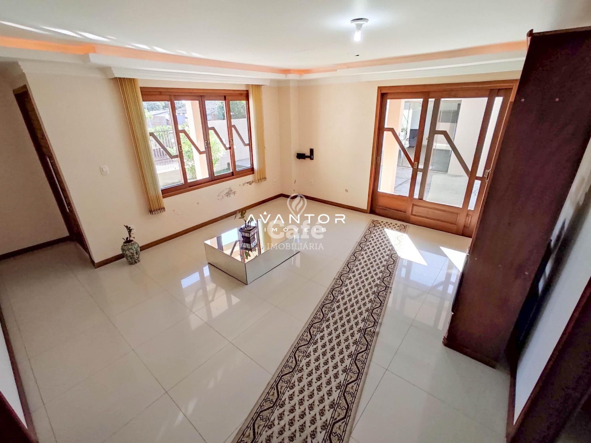 Linda Casa com 3 dormitórios, sendo 2 suítes, amplo pátio, piscina e salão de festas — Casa com 3 quartos à venda em Urlândia, Santa Maria/RS