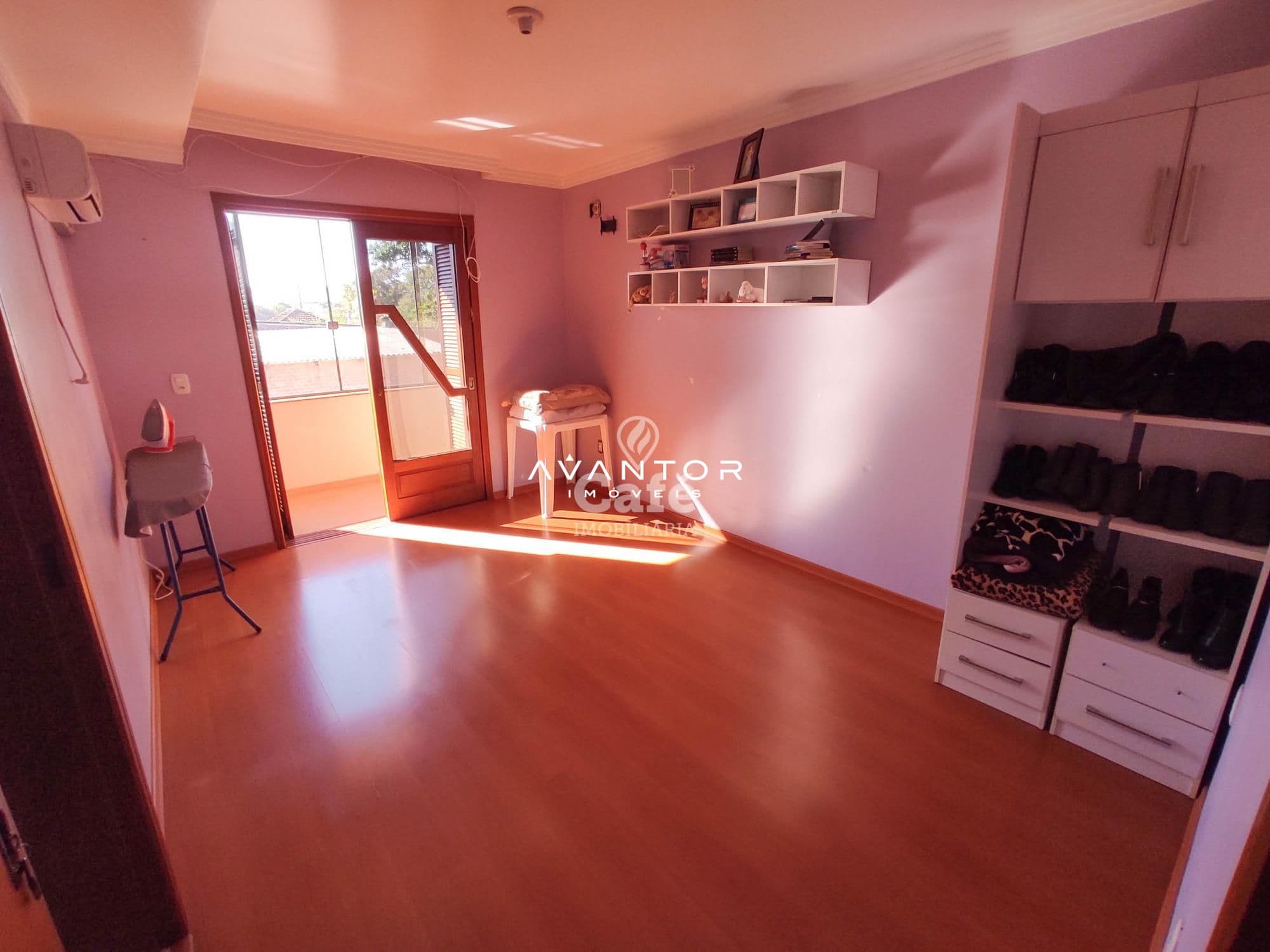 Linda Casa com 3 dormitórios, sendo 2 suítes, amplo pátio, piscina e salão de festas — Casa com 3 quartos à venda em Urlândia, Santa Maria/RS