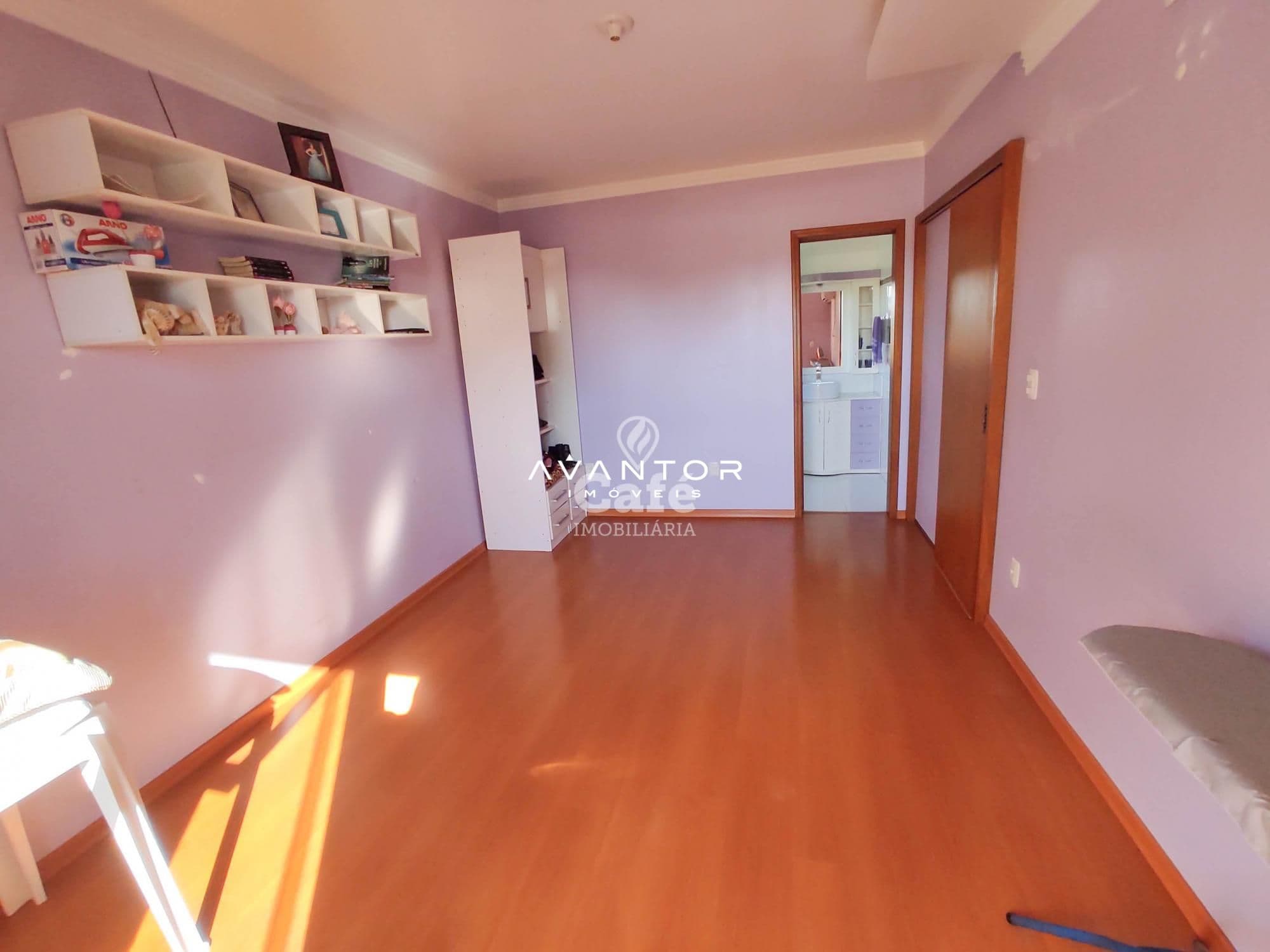 Linda Casa com 3 dormitórios, sendo 2 suítes, amplo pátio, piscina e salão de festas — Casa com 3 quartos à venda em Urlândia, Santa Maria/RS