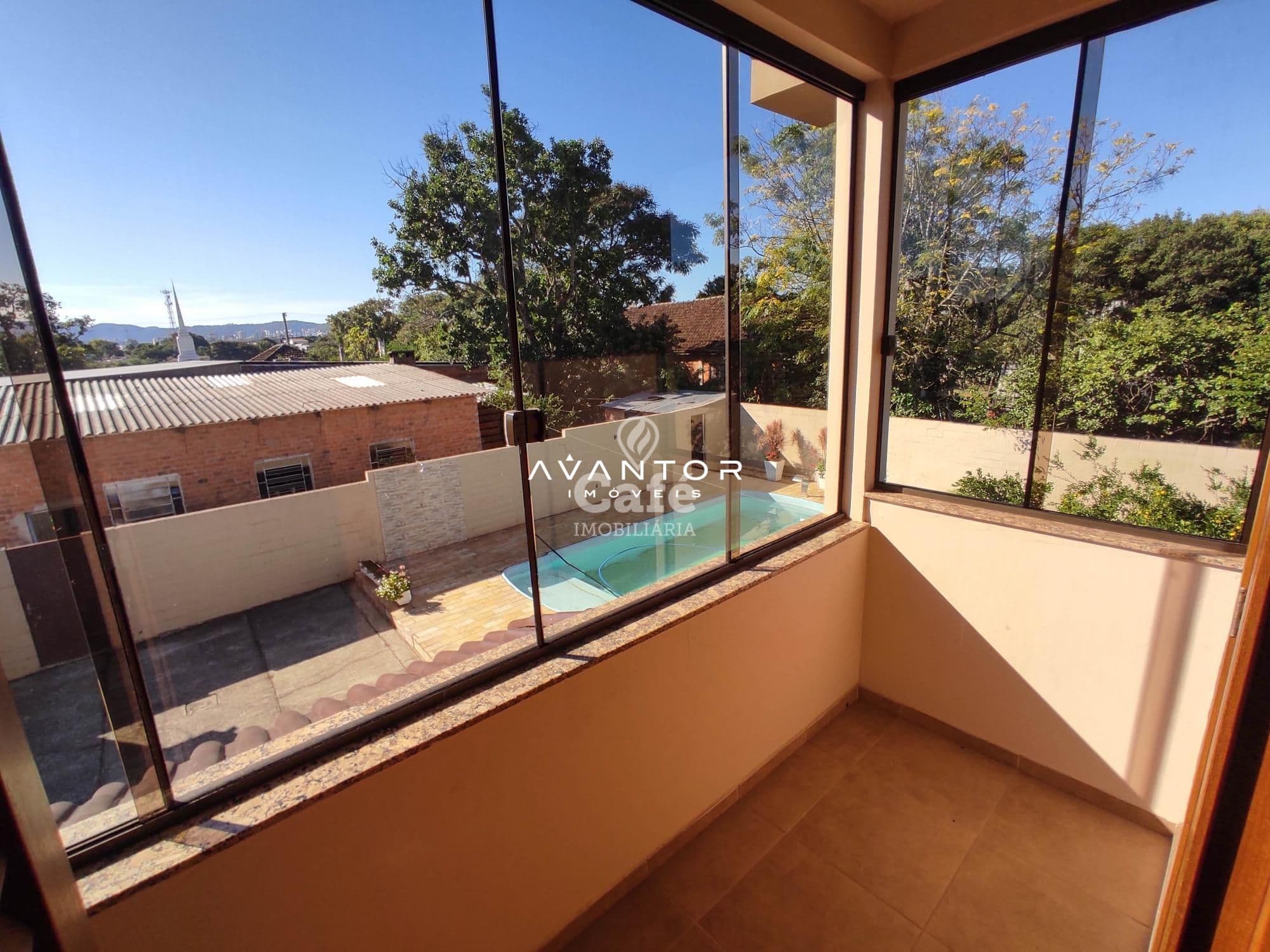 Linda Casa com 3 dormitórios, sendo 2 suítes, amplo pátio, piscina e salão de festas — Casa com 3 quartos à venda em Urlândia, Santa Maria/RS