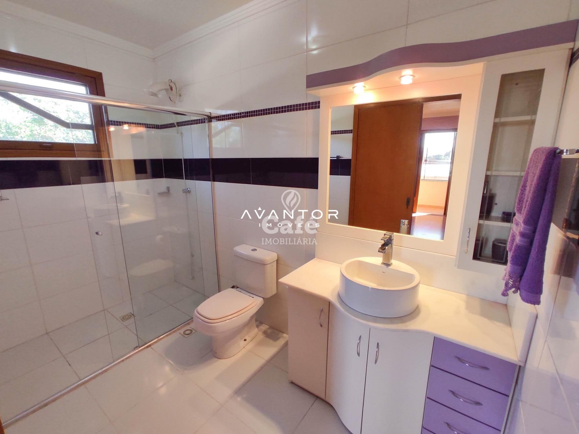 Linda Casa com 3 dormitórios, sendo 2 suítes, amplo pátio, piscina e salão de festas — Casa com 3 quartos à venda em Urlândia, Santa Maria/RS
