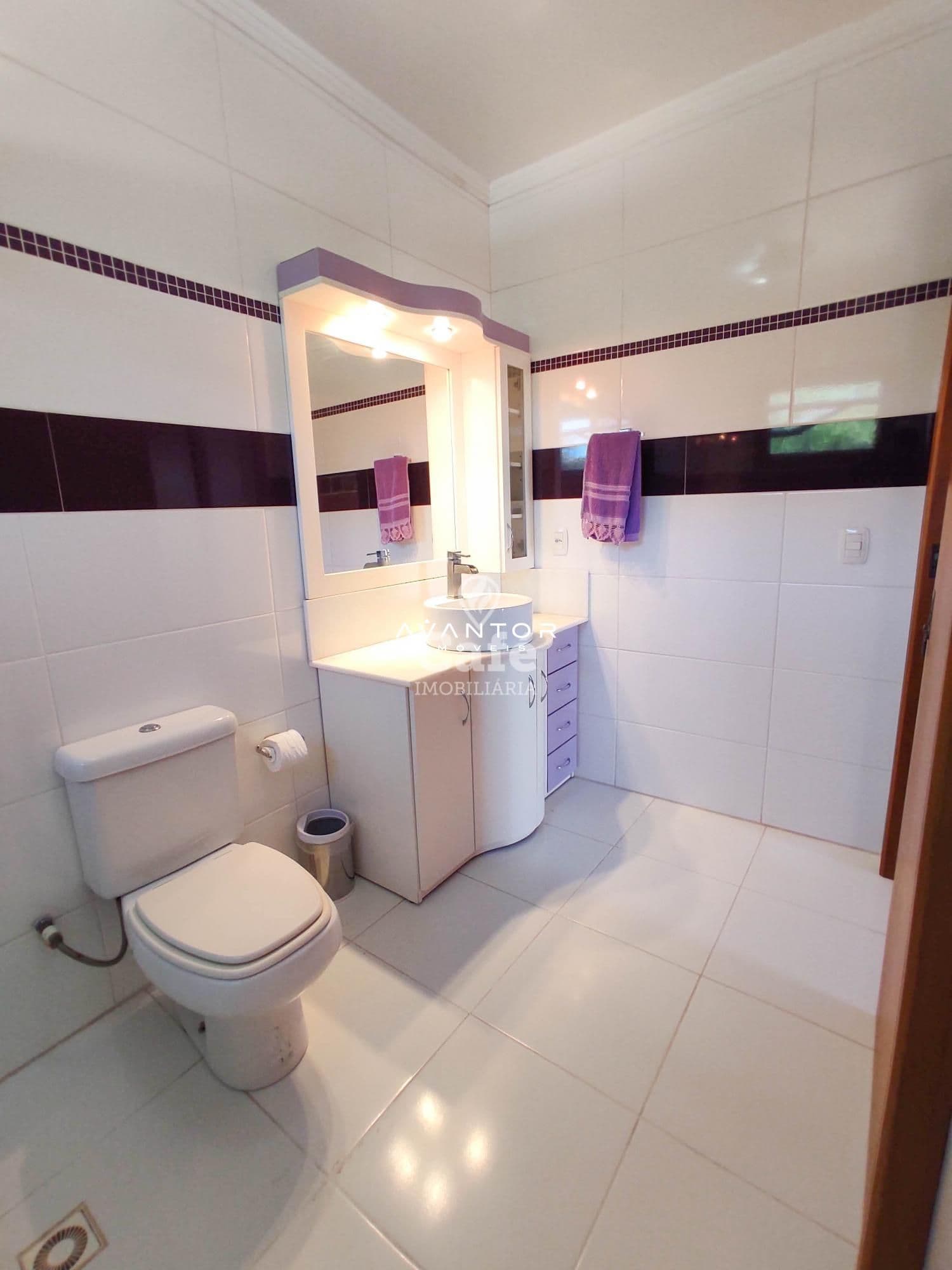 Linda Casa com 3 dormitórios, sendo 2 suítes, amplo pátio, piscina e salão de festas — Casa com 3 quartos à venda em Urlândia, Santa Maria/RS