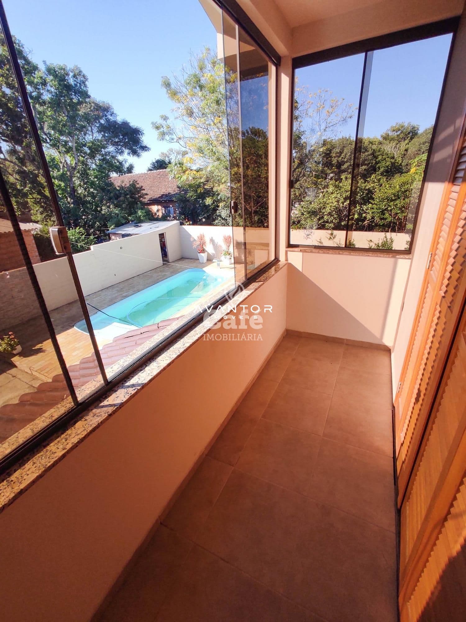 Linda Casa com 3 dormitórios, sendo 2 suítes, amplo pátio, piscina e salão de festas — Casa com 3 quartos à venda em Urlândia, Santa Maria/RS