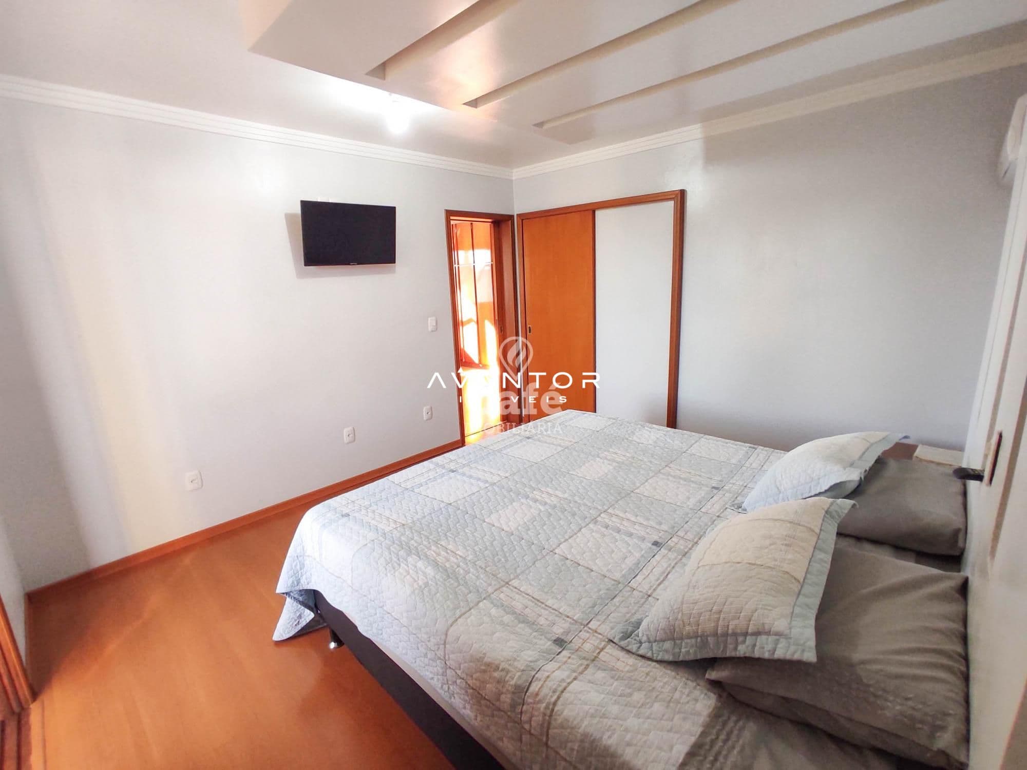 Linda Casa com 3 dormitórios, sendo 2 suítes, amplo pátio, piscina e salão de festas — Casa com 3 quartos à venda em Urlândia, Santa Maria/RS