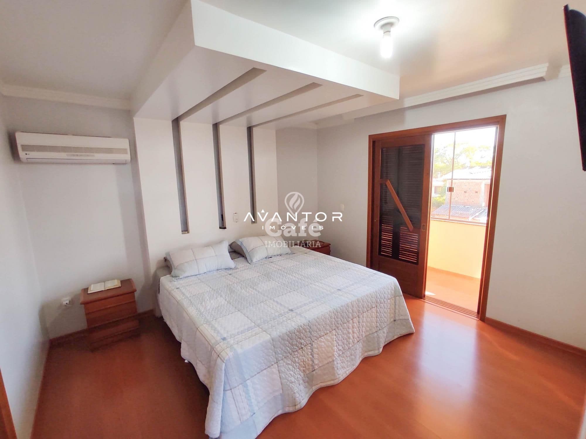 Linda Casa com 3 dormitórios, sendo 2 suítes, amplo pátio, piscina e salão de festas — Casa com 3 quartos à venda em Urlândia, Santa Maria/RS