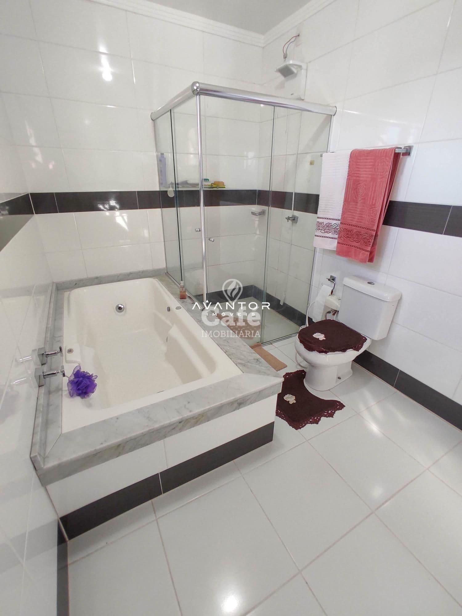 Linda Casa com 3 dormitórios, sendo 2 suítes, amplo pátio, piscina e salão de festas — Casa com 3 quartos à venda em Urlândia, Santa Maria/RS