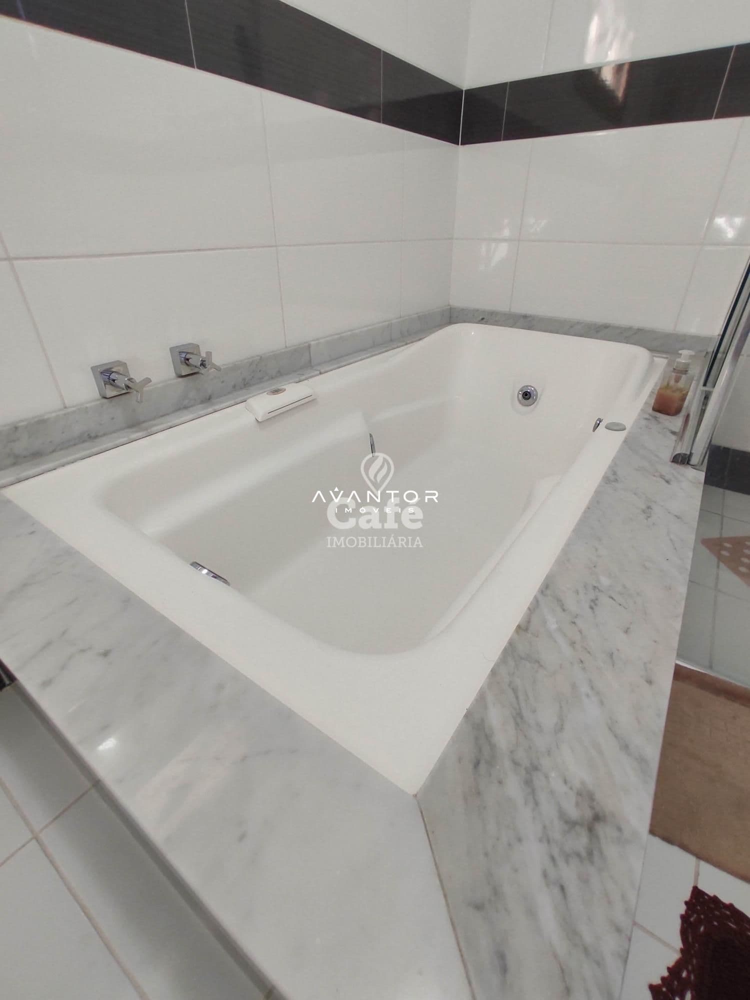 Linda Casa com 3 dormitórios, sendo 2 suítes, amplo pátio, piscina e salão de festas — Casa com 3 quartos à venda em Urlândia, Santa Maria/RS