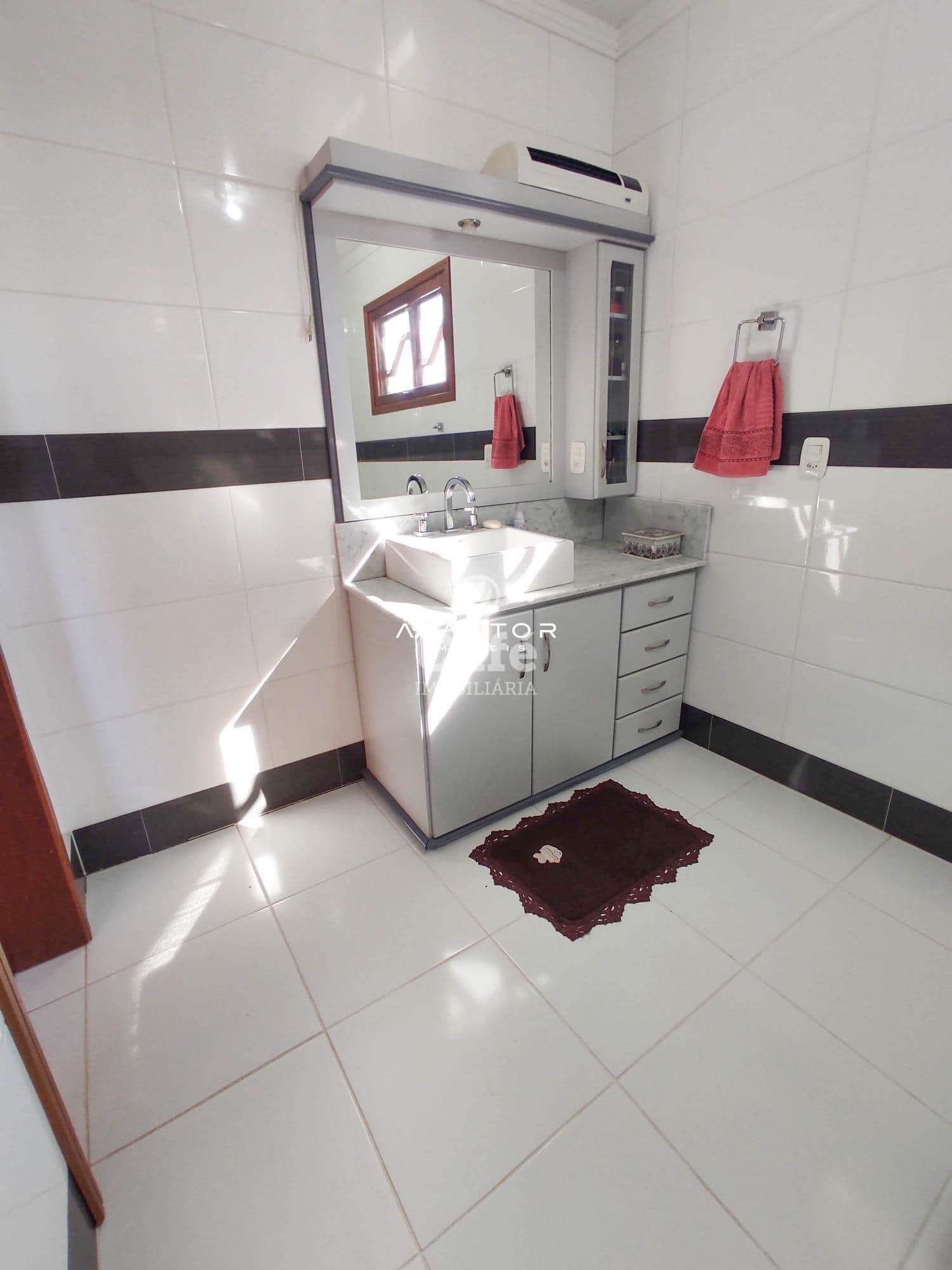 Linda Casa com 3 dormitórios, sendo 2 suítes, amplo pátio, piscina e salão de festas — Casa com 3 quartos à venda em Urlândia, Santa Maria/RS