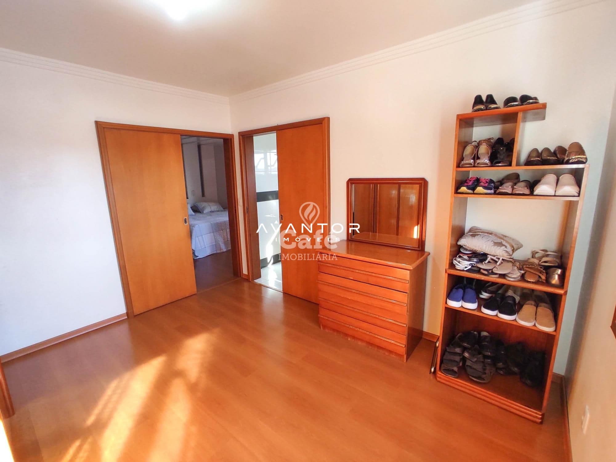 Linda Casa com 3 dormitórios, sendo 2 suítes, amplo pátio, piscina e salão de festas — Casa com 3 quartos à venda em Urlândia, Santa Maria/RS