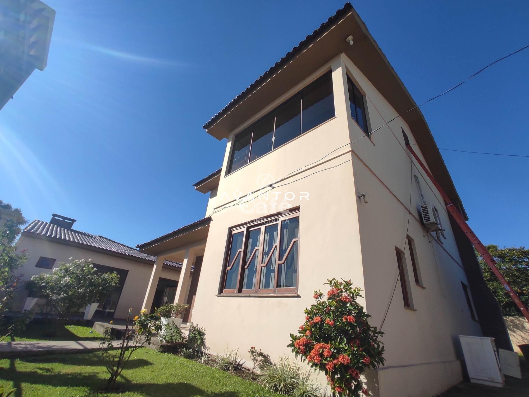 Linda Casa com 3 dormitórios, sendo 2 suítes, amplo pátio, piscina e salão de festas — Casa com 3 quartos à venda em Urlândia, Santa Maria/RS