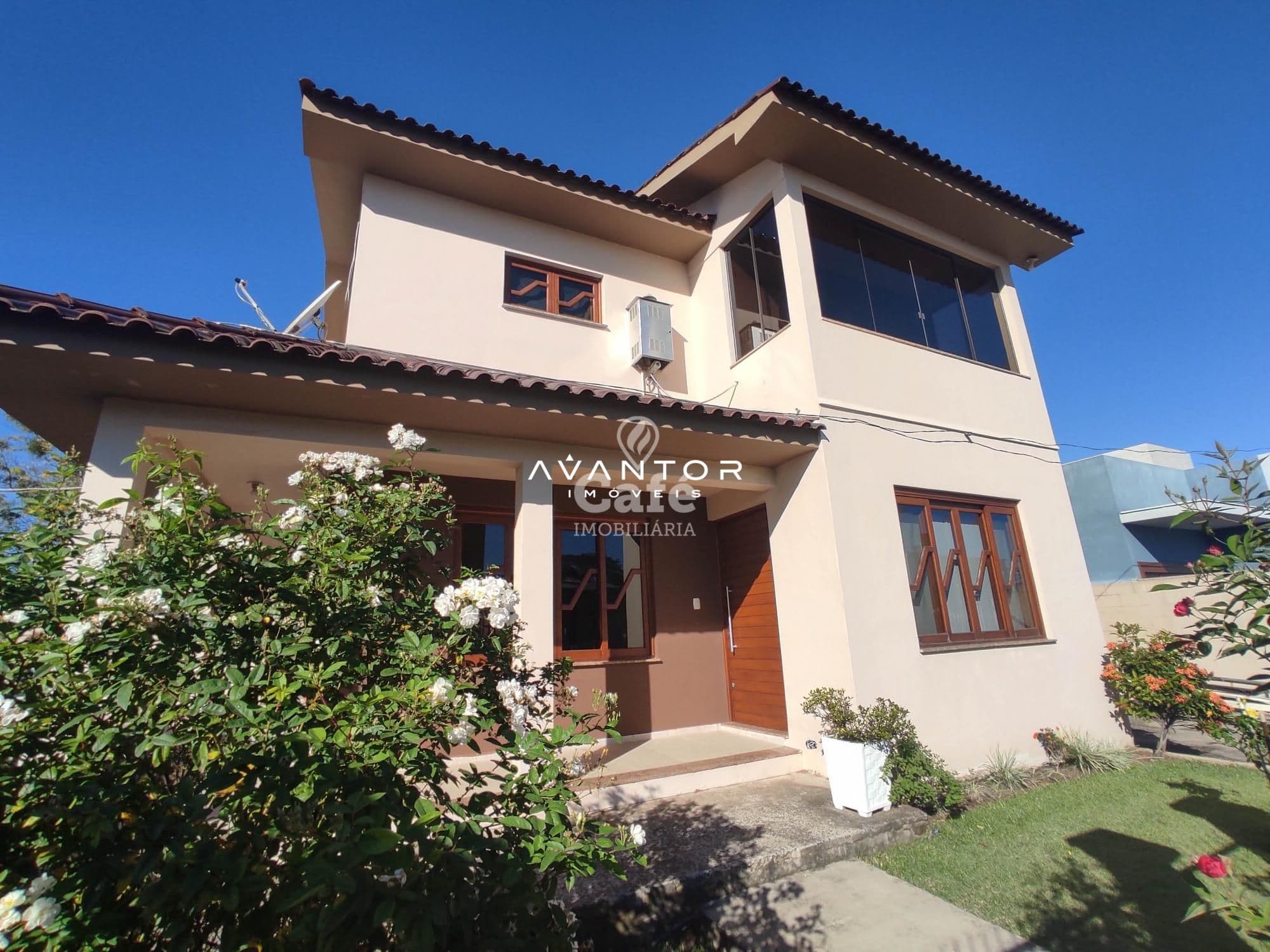 Linda Casa com 3 dormitórios, sendo 2 suítes, amplo pátio, piscina e salão de festas — Casa com 3 quartos à venda em Urlândia, Santa Maria/RS