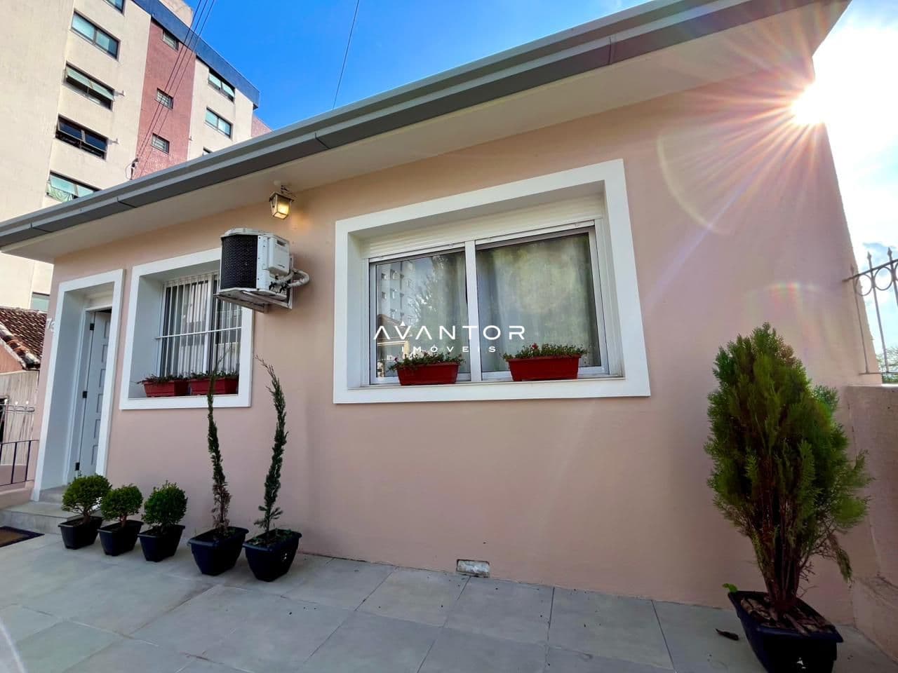 Fachada da casa com pátio — Casa com 4 quartos à venda em Menino Jesus, Santa Maria/RS