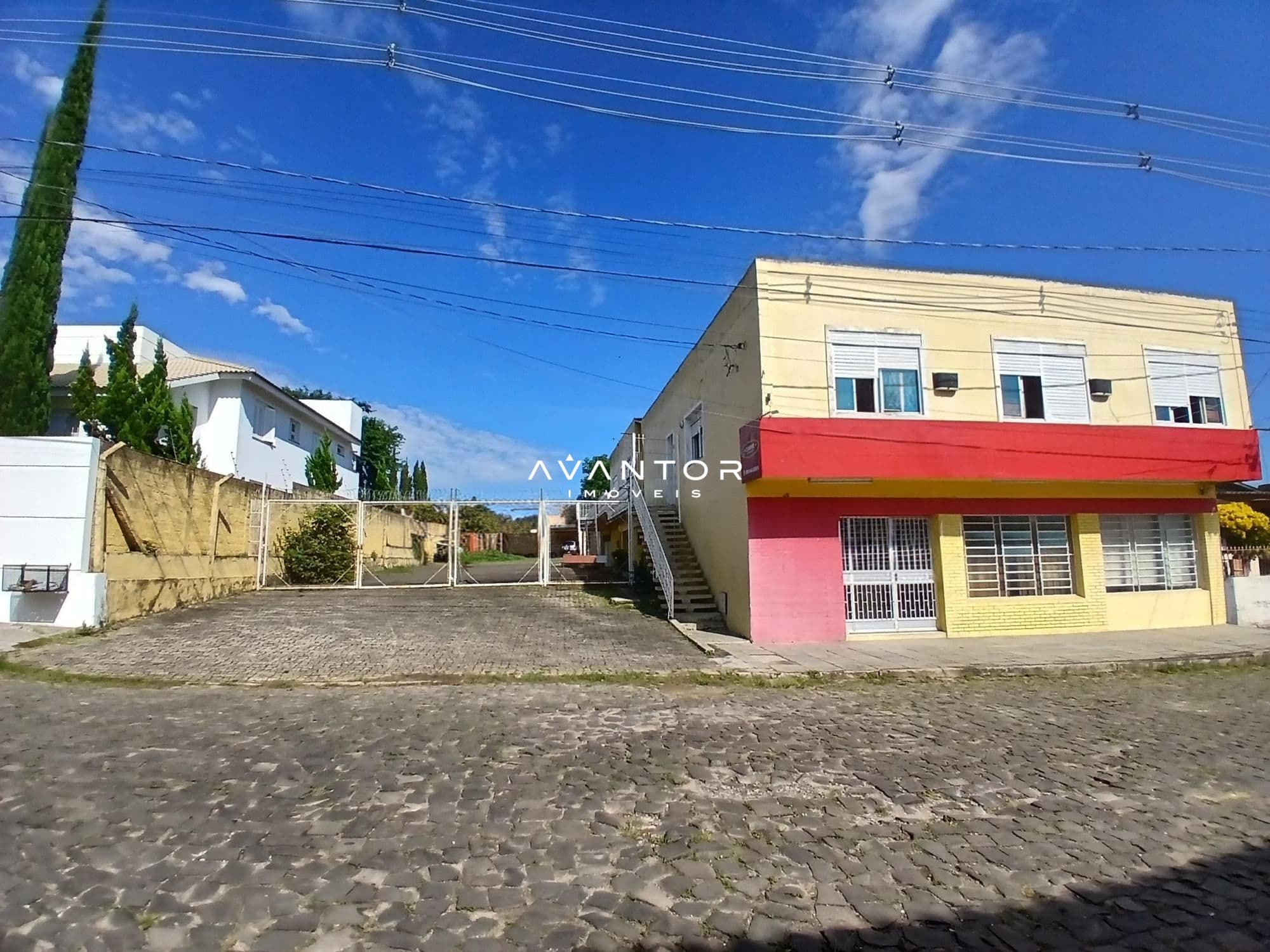 Fachada do imóvel com pátio frontal — Pavilhão com 3 salas para alugar em Passo D'Areia, Santa Maria/RS