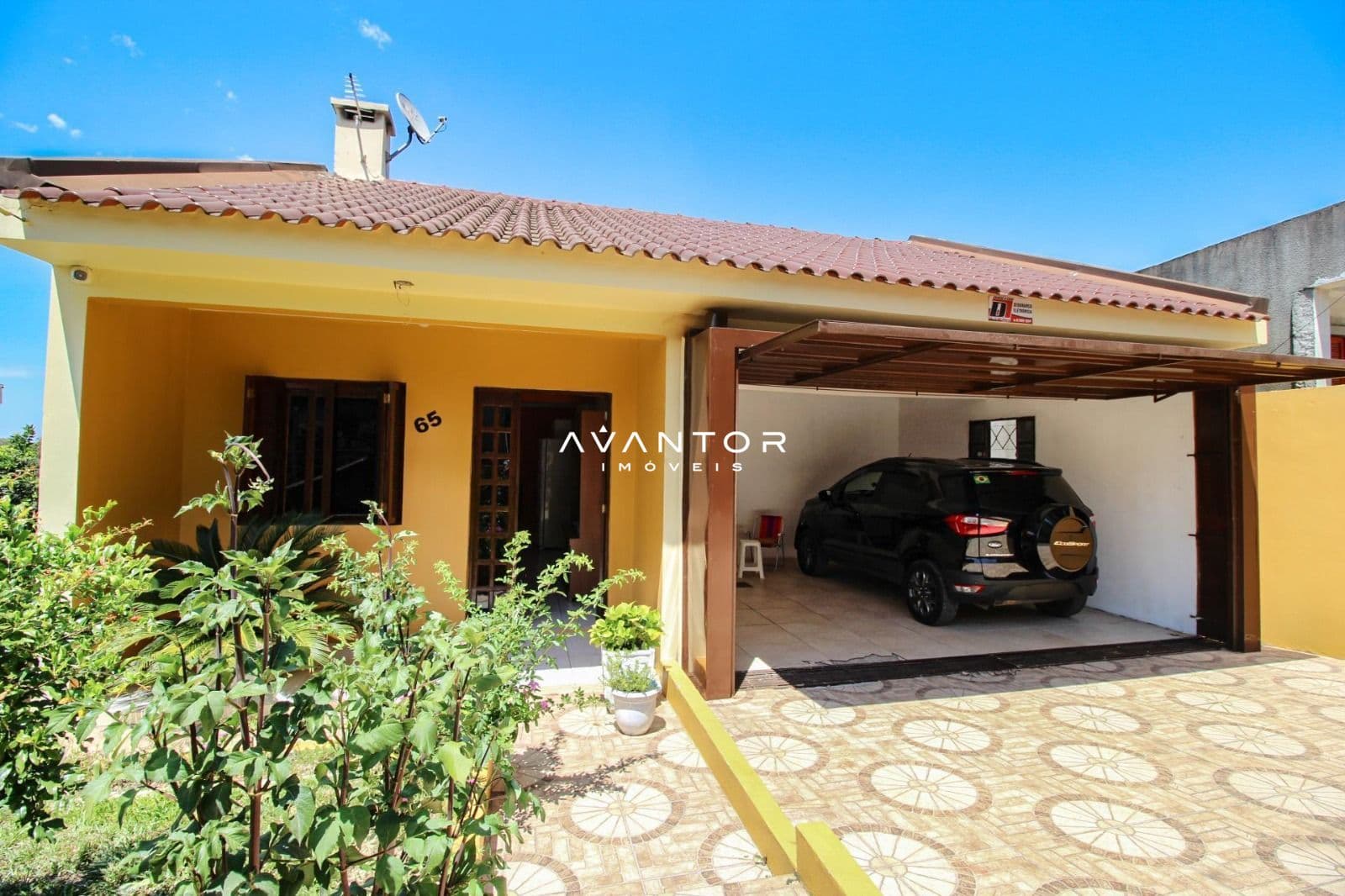 Fachada da casa com garagem — Casa com 2 quartos à venda em Caturrita, Santa Maria/RS