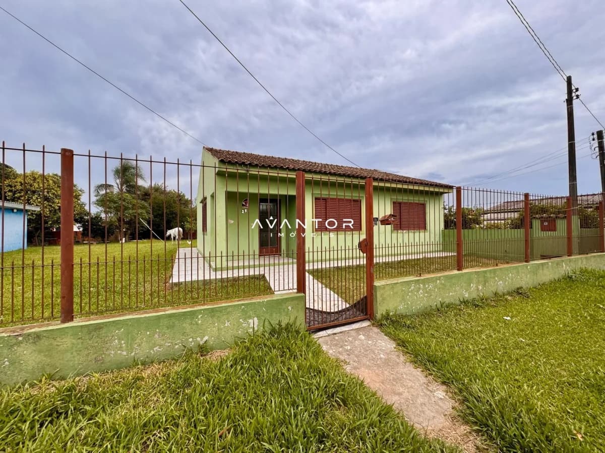Fachada da casa com portão e cerca — Casa com 3 quartos à venda em Pinheiro Machado, Santa Maria/RS