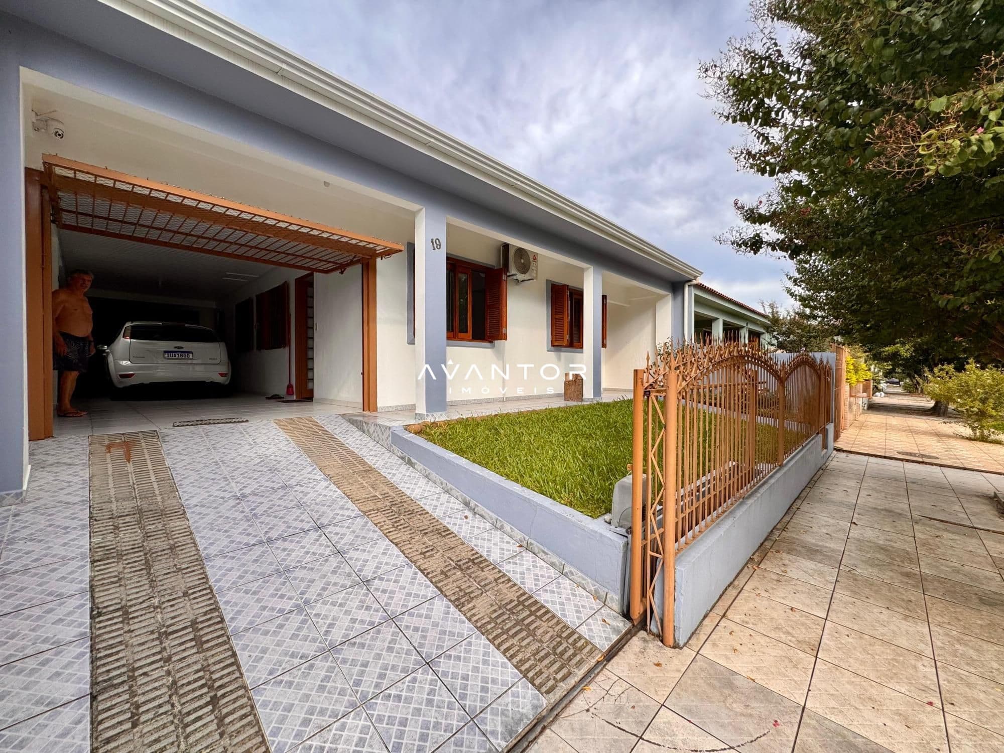 Fachada da casa com garagem — Casa com 3 quartos à venda em Tancredo Neves, Santa Maria/RS