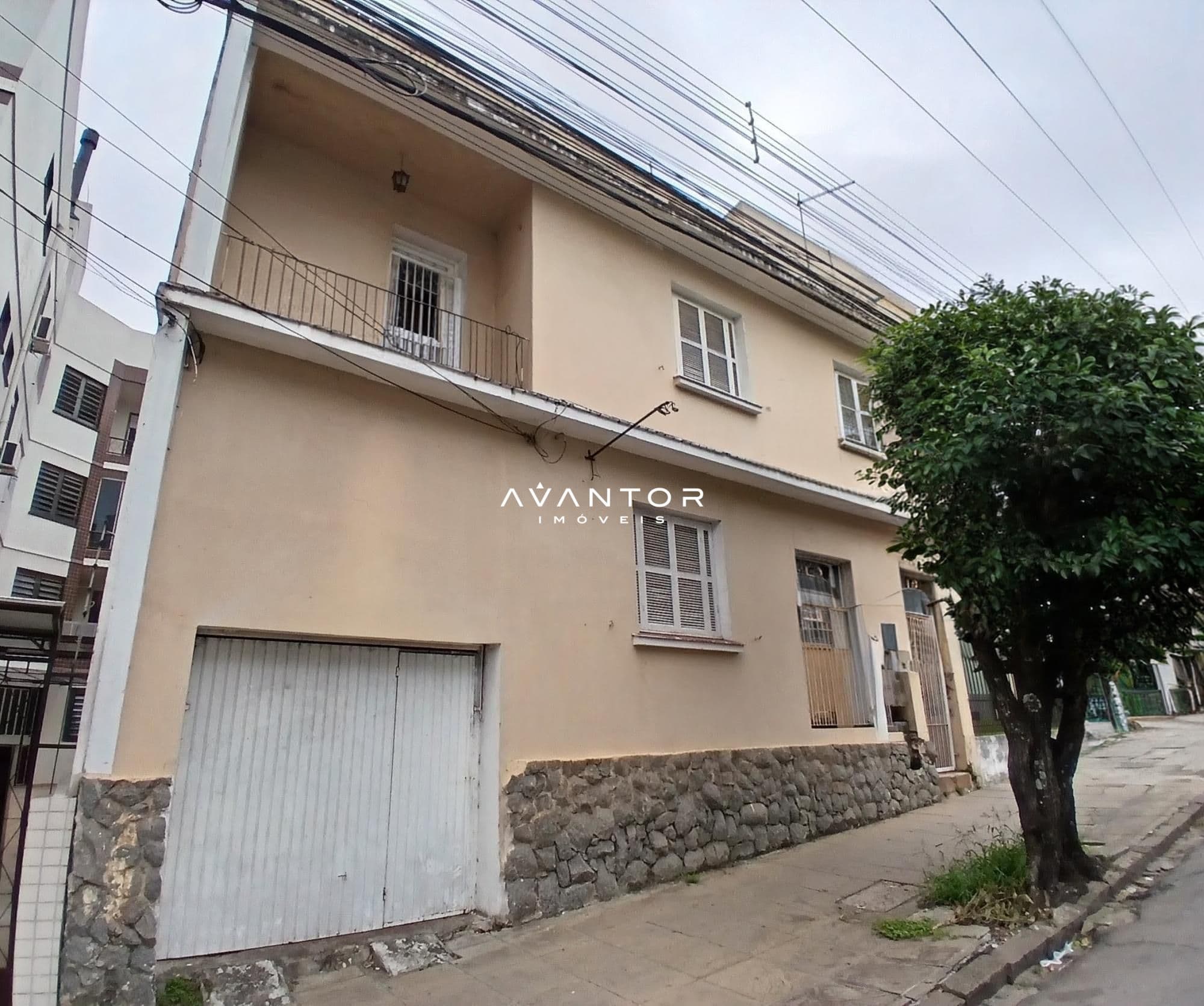 Fachada da casa com garagem — Casa com 6 quartos à venda em Centro, Santa Maria/RS