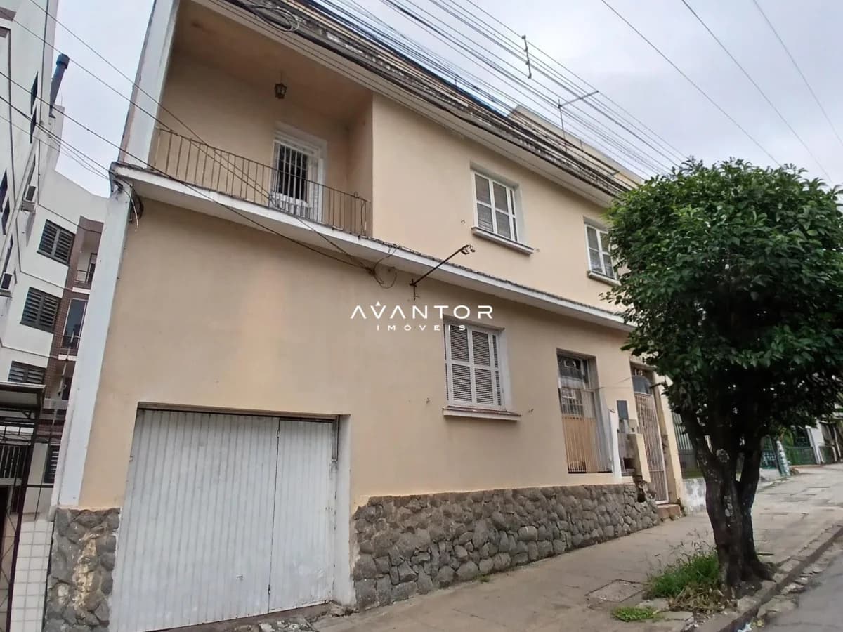 Fachada da casa com garagem — Casa com 6 quartos à venda em Centro, Santa Maria/RS