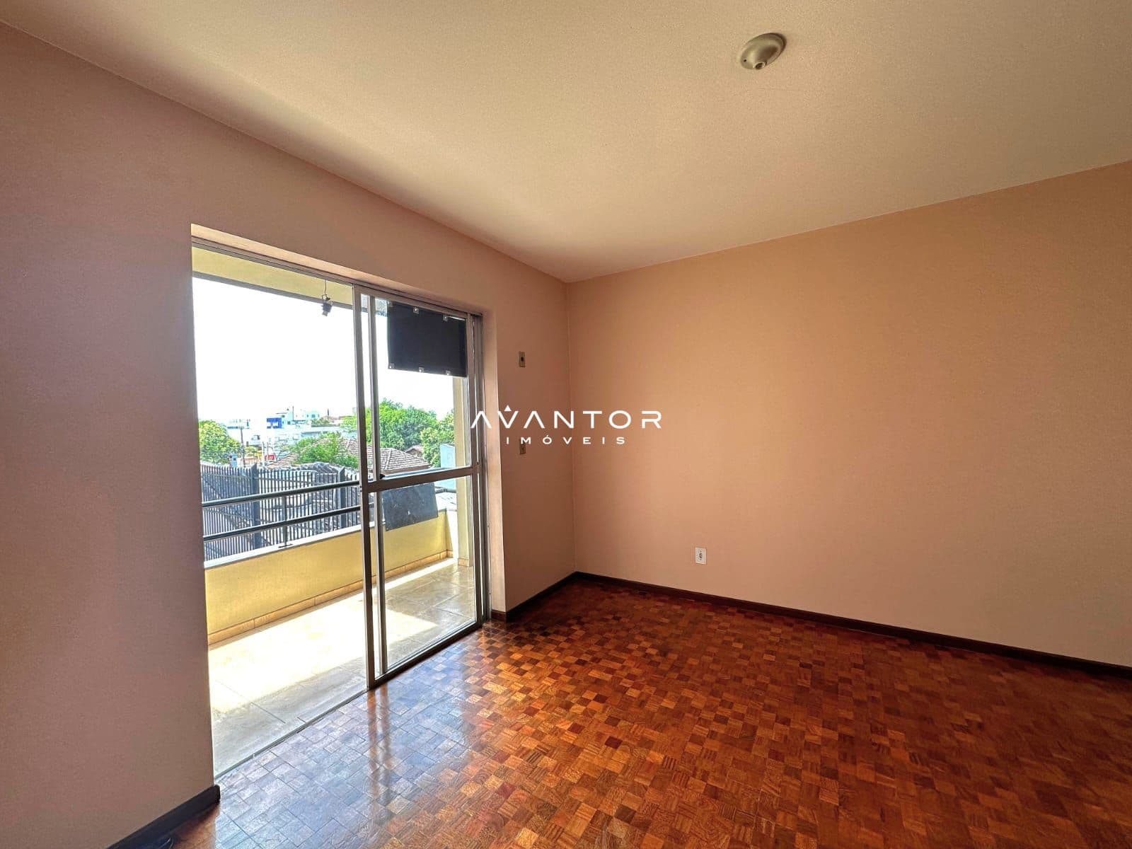 Dormitório com sacada e piso de madeira — Apartamento com 2 quartos à venda em Nossa Senhora de Fátima, Santa Maria/RS