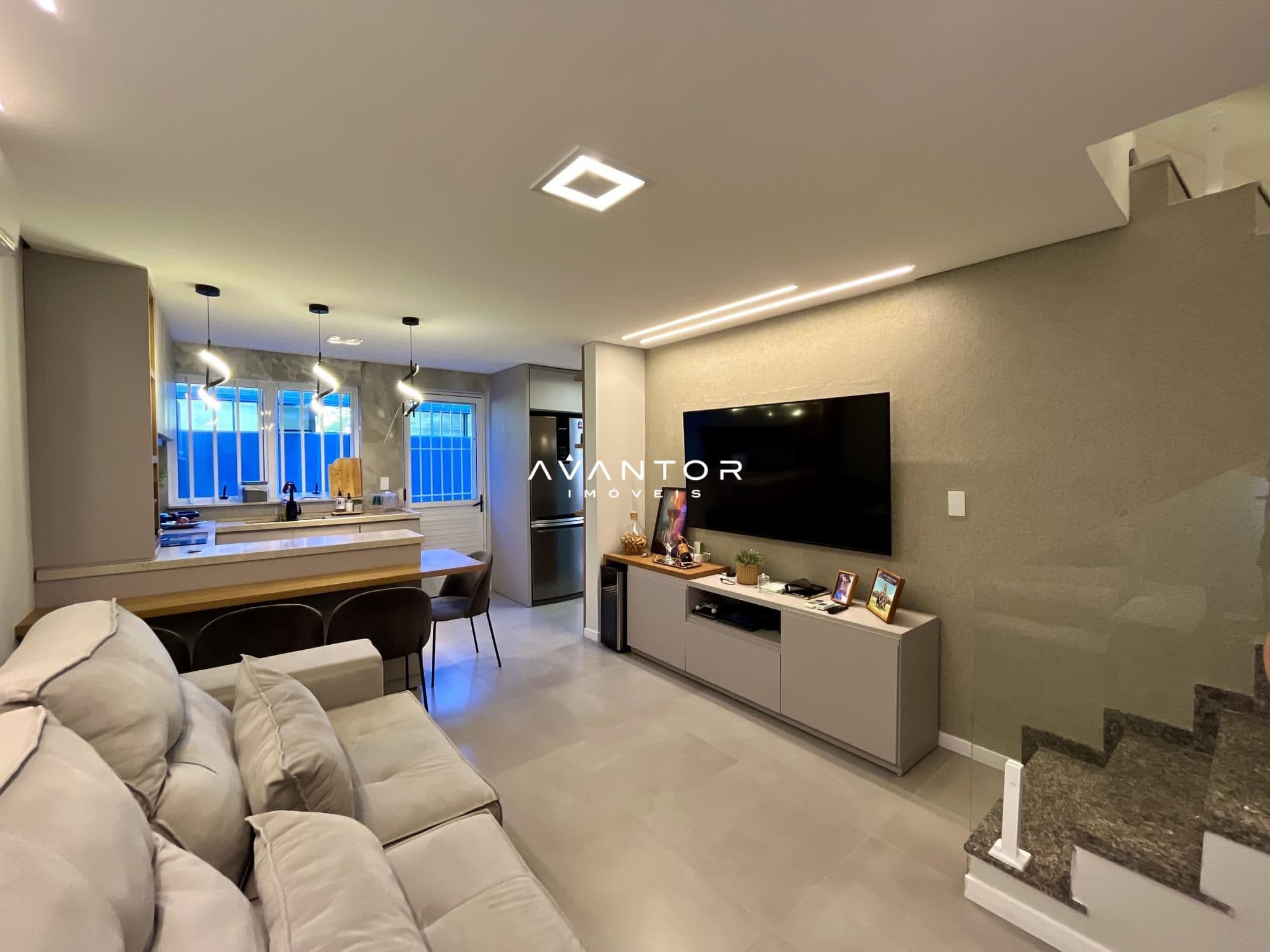 Sala de estar com TV integrada à cozinha — Casa com 3 quartos à venda em Nossa Senhora de Lourdes, Santa Maria/RS