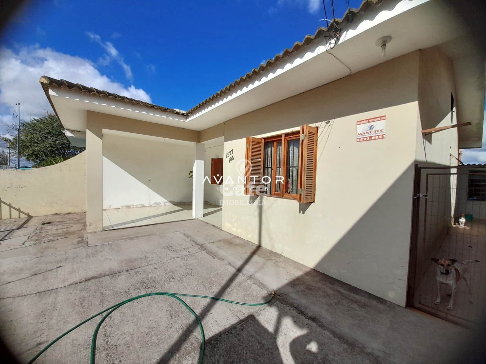 Fachada da casa com pátio — Casa com 2 quartos à venda em Parque Pinheiro Machado, Santa Maria/RS