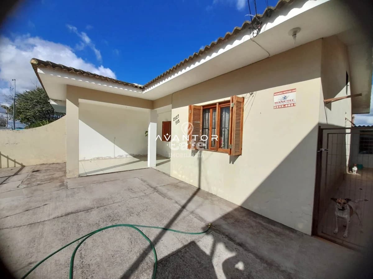 Fachada da casa com pátio — Casa com 2 quartos à venda em Parque Pinheiro Machado, Santa Maria/RS