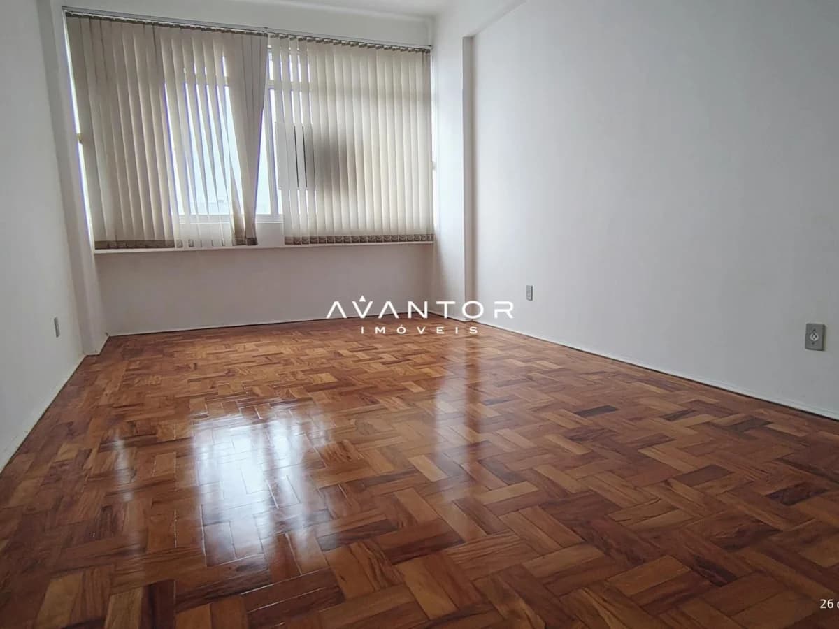 Sala com piso em madeira e janelas — ED. CENTENÁRIO, Centro, Santa Maria/RS