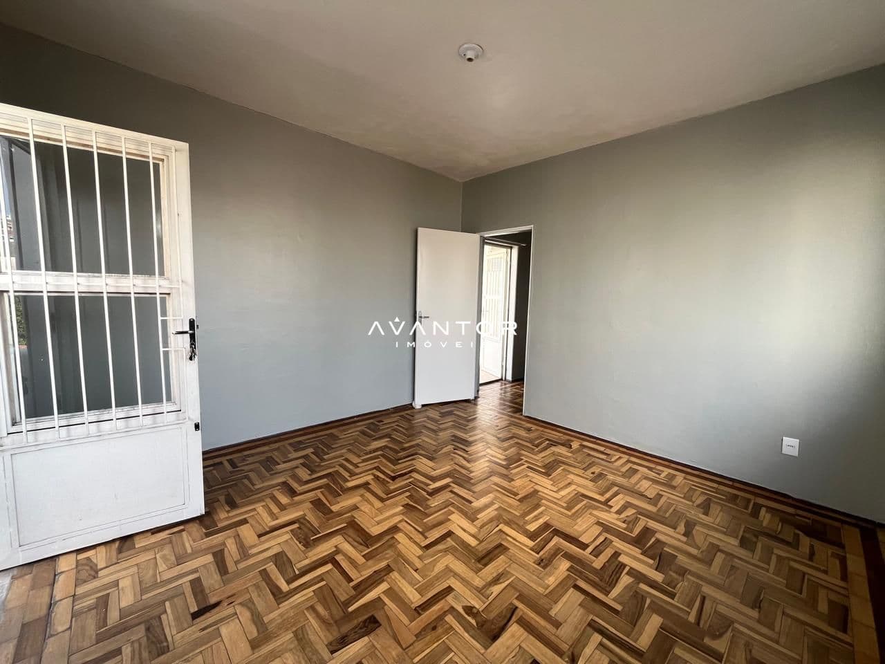Dormitório com piso em madeira — Cobertura com 2 quartos à venda em Bonfim, Santa Maria/RS