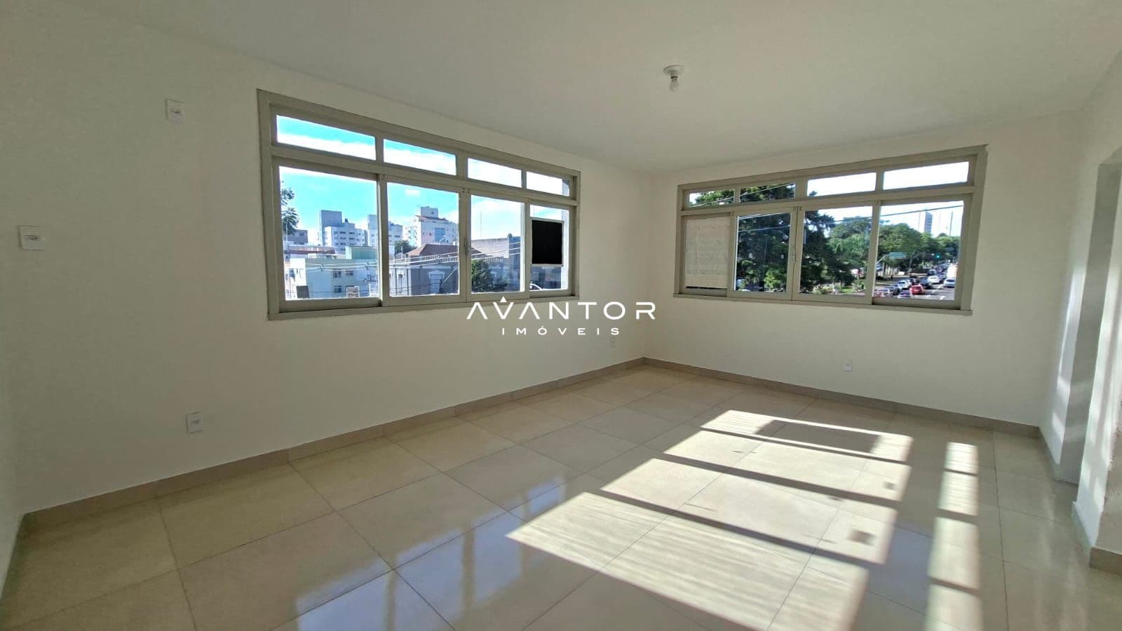 Sala com duas janelas e vista da cidade — Sala Comercial com 1 sala à venda em Centro, Santa Maria/RS