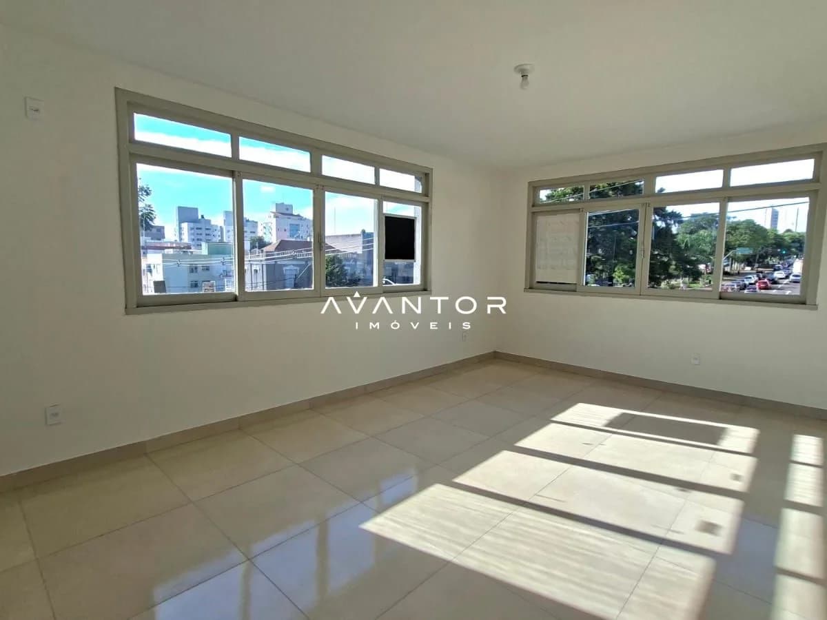 Sala com duas janelas e vista da cidade — Sala Comercial com 1 sala à venda em Centro, Santa Maria/RS