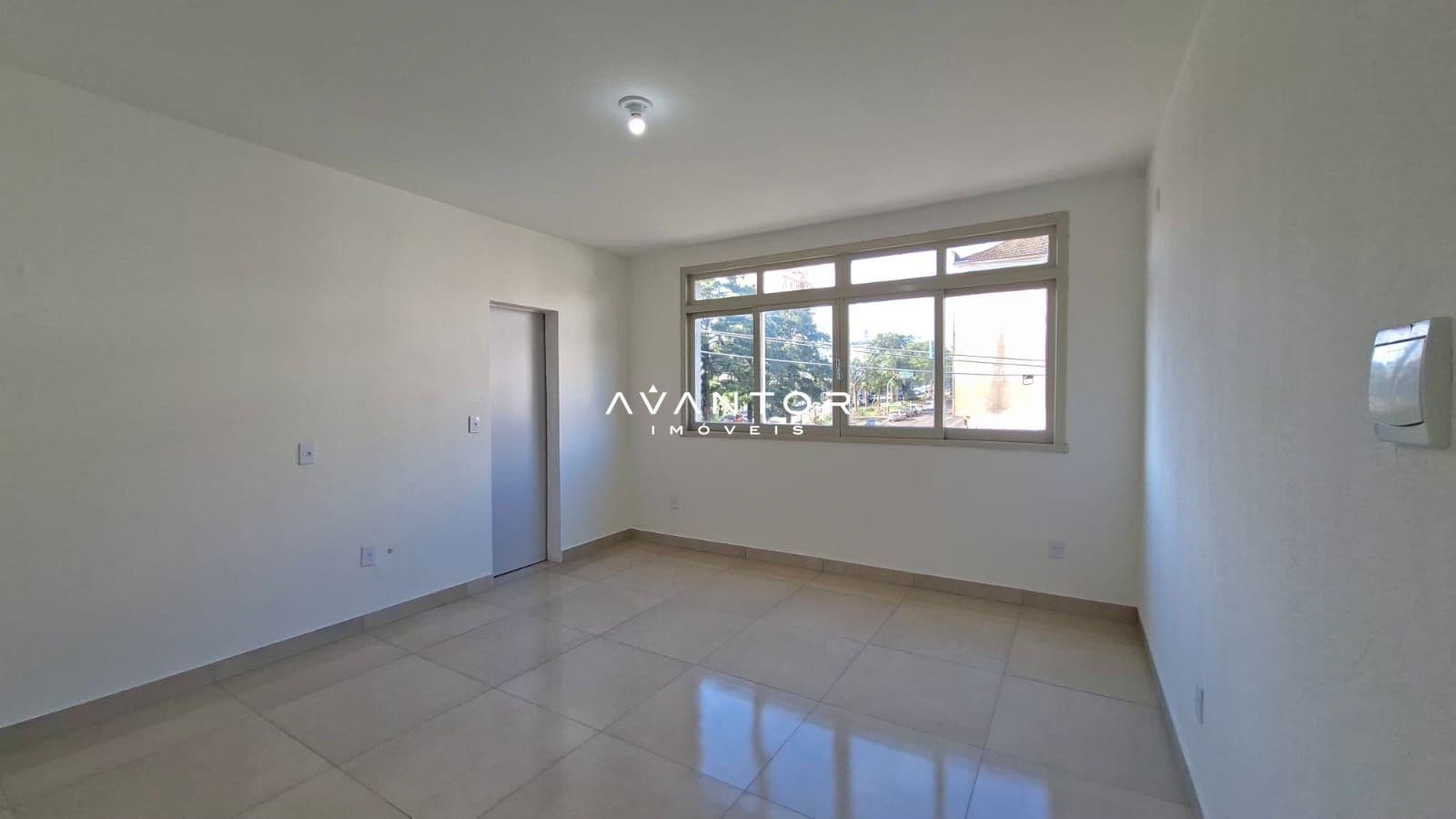 Sala de estar com janelas grandes — Sala Comercial com 1 sala à venda em Centro, Santa Maria/RS