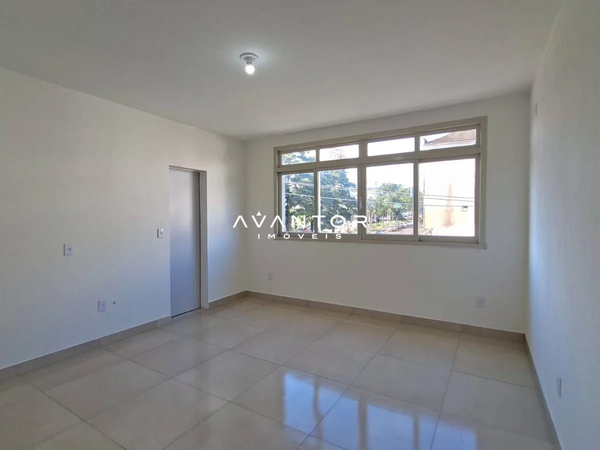 Sala de estar com janelas grandes — Sala Comercial com 1 sala à venda em Centro, Santa Maria/RS