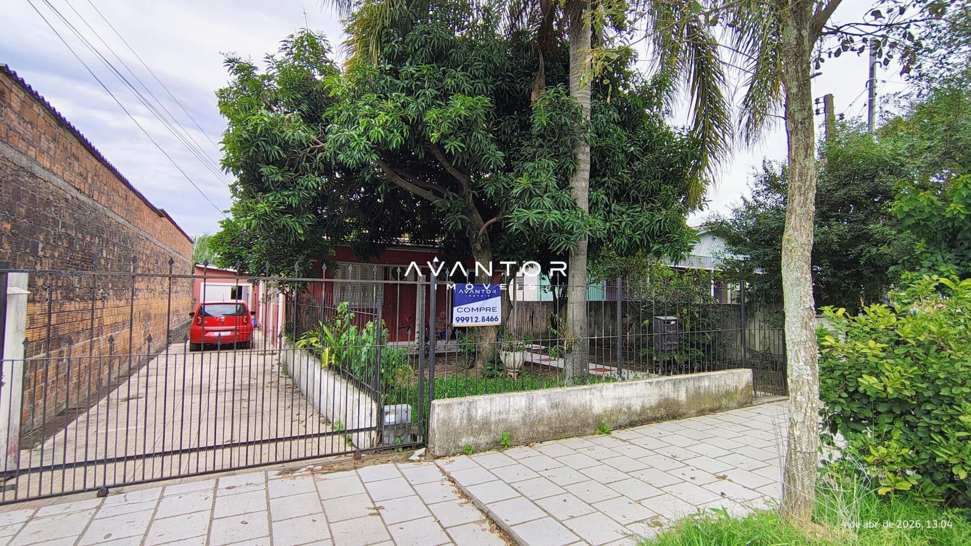 Fachada da casa com portão e garagem — Casa com 2 quartos à venda em Pinheiro Machado, Santa Maria/RS