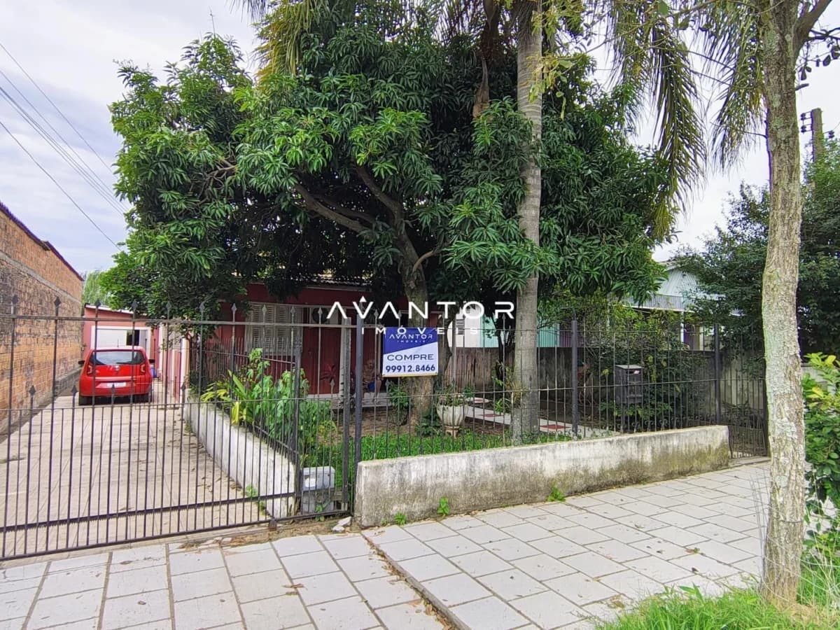 Fachada da casa com portão e garagem — Casa com 2 quartos à venda em Pinheiro Machado, Santa Maria/RS