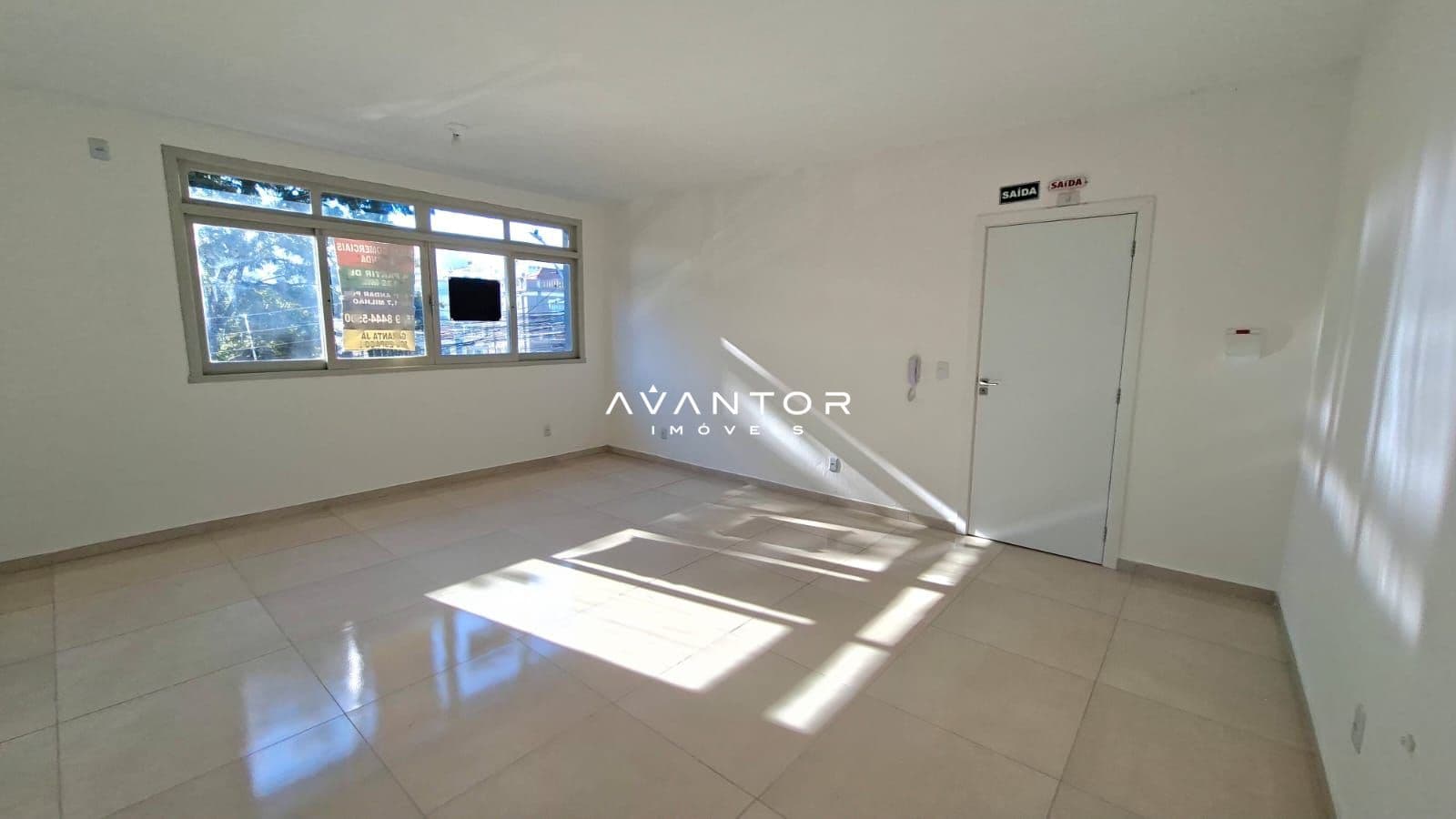 Sala de estar com janelas amplas — Sala Comercial com 1 sala à venda em Centro, Santa Maria/RS